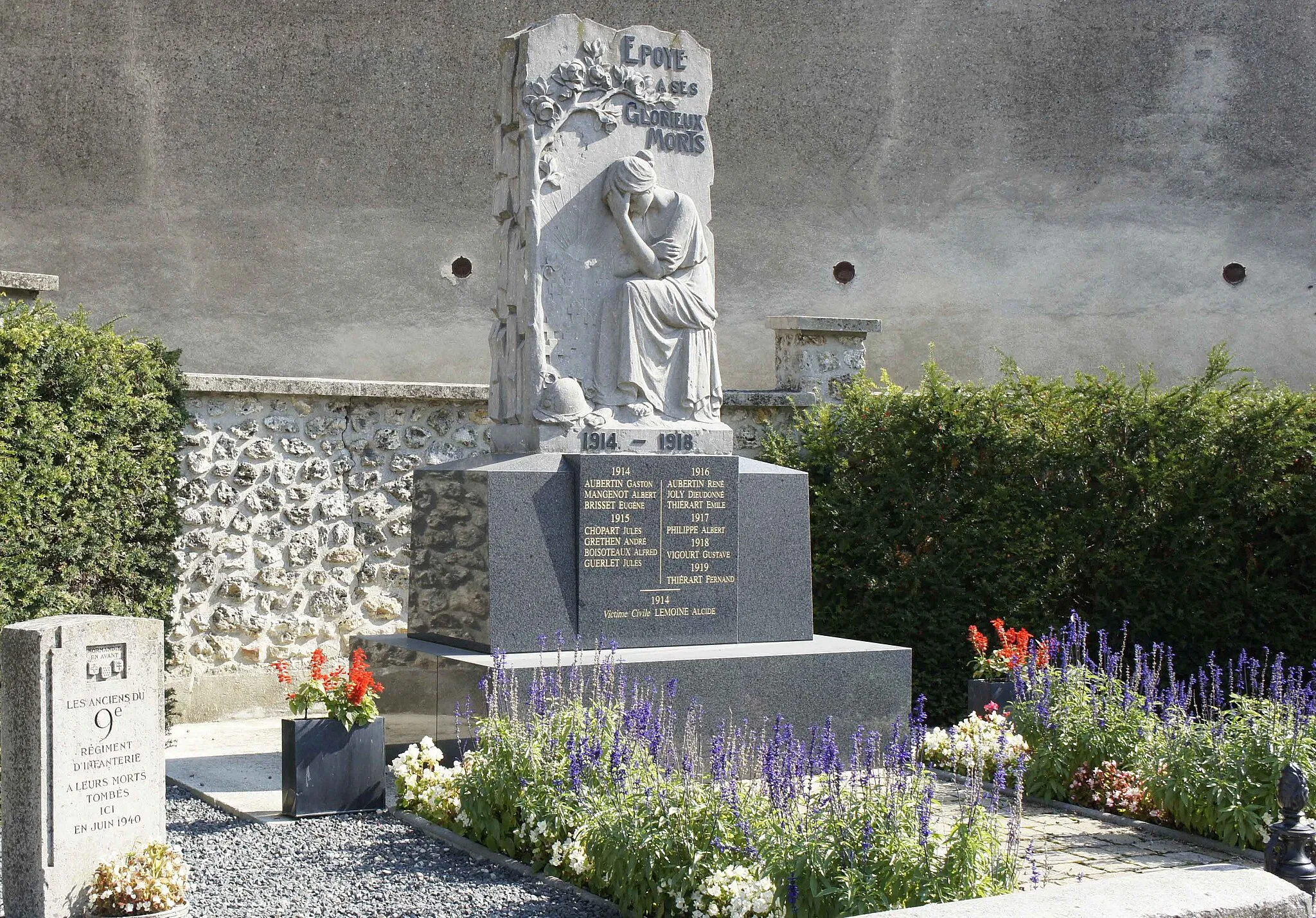 Photo showing: Époye monument aux morts et au 9e régiment d'infanterie en 1940.