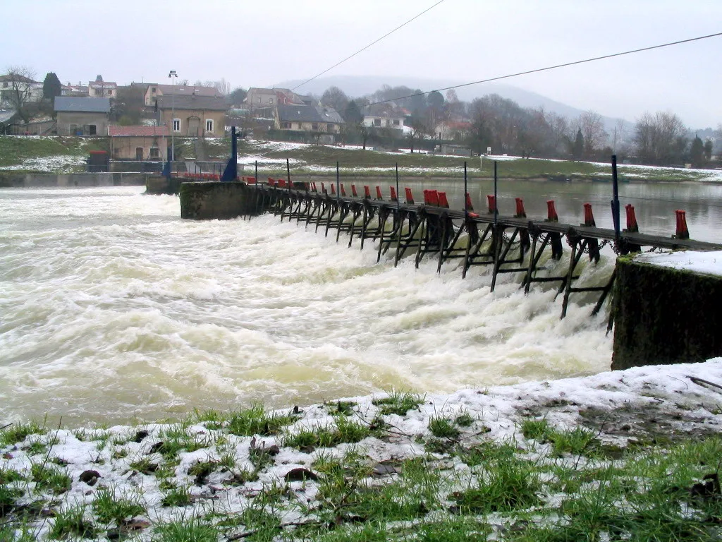 Photo showing: Manually operated weir near Revin on the River Meuse, France.