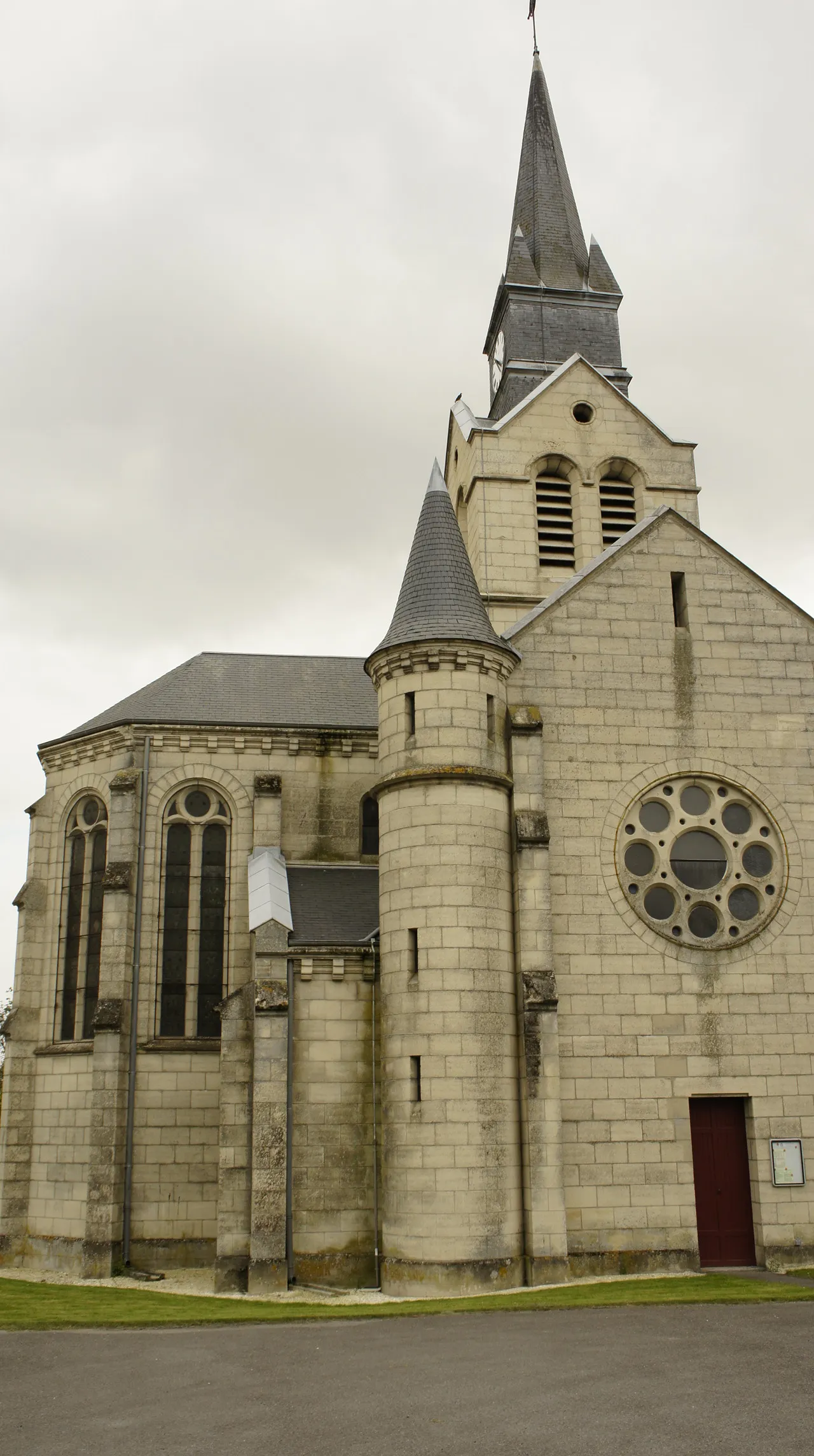 Photo showing: vue depuis l'est de l'église ste-Marie à Py.