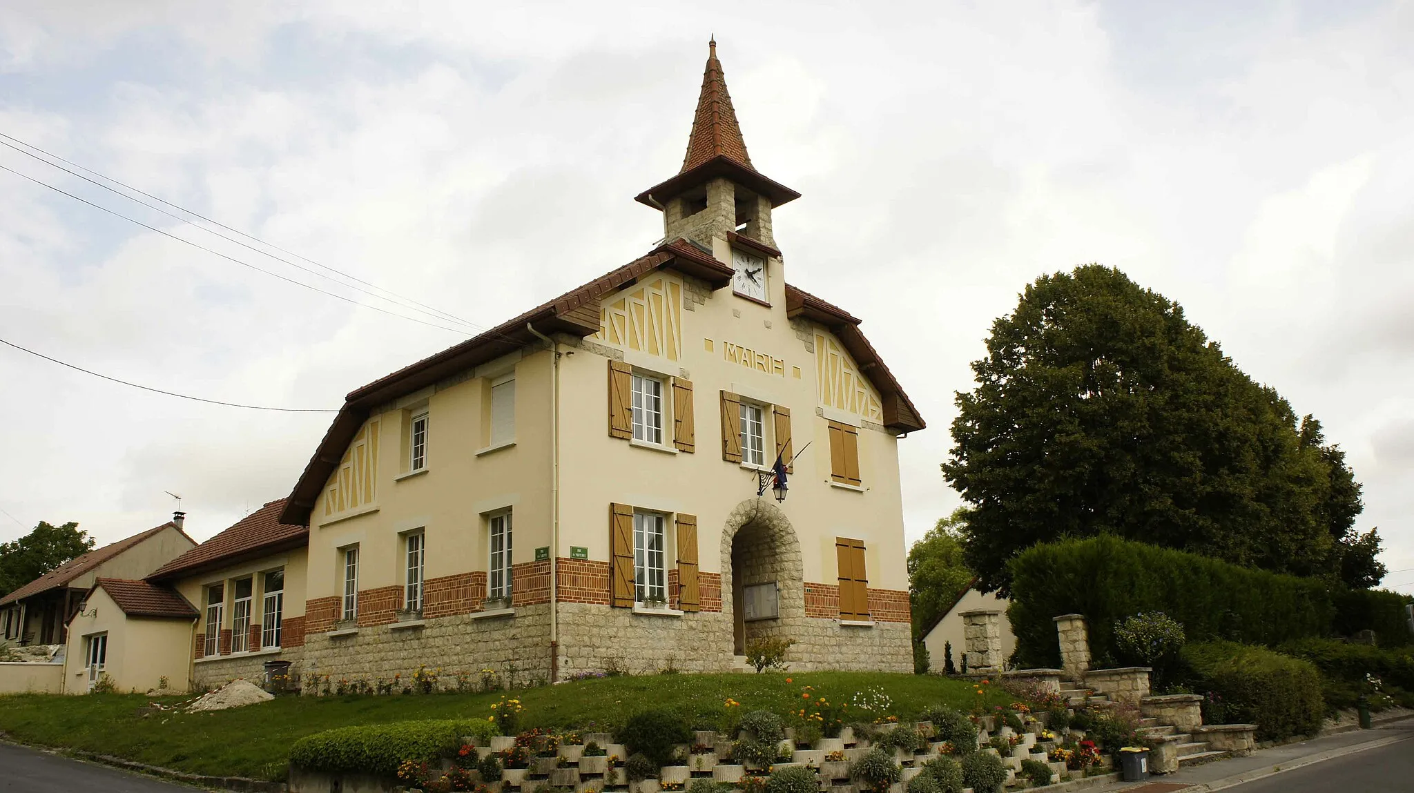 Photo showing: Vue de la Mairie de st-Souplet à Py.