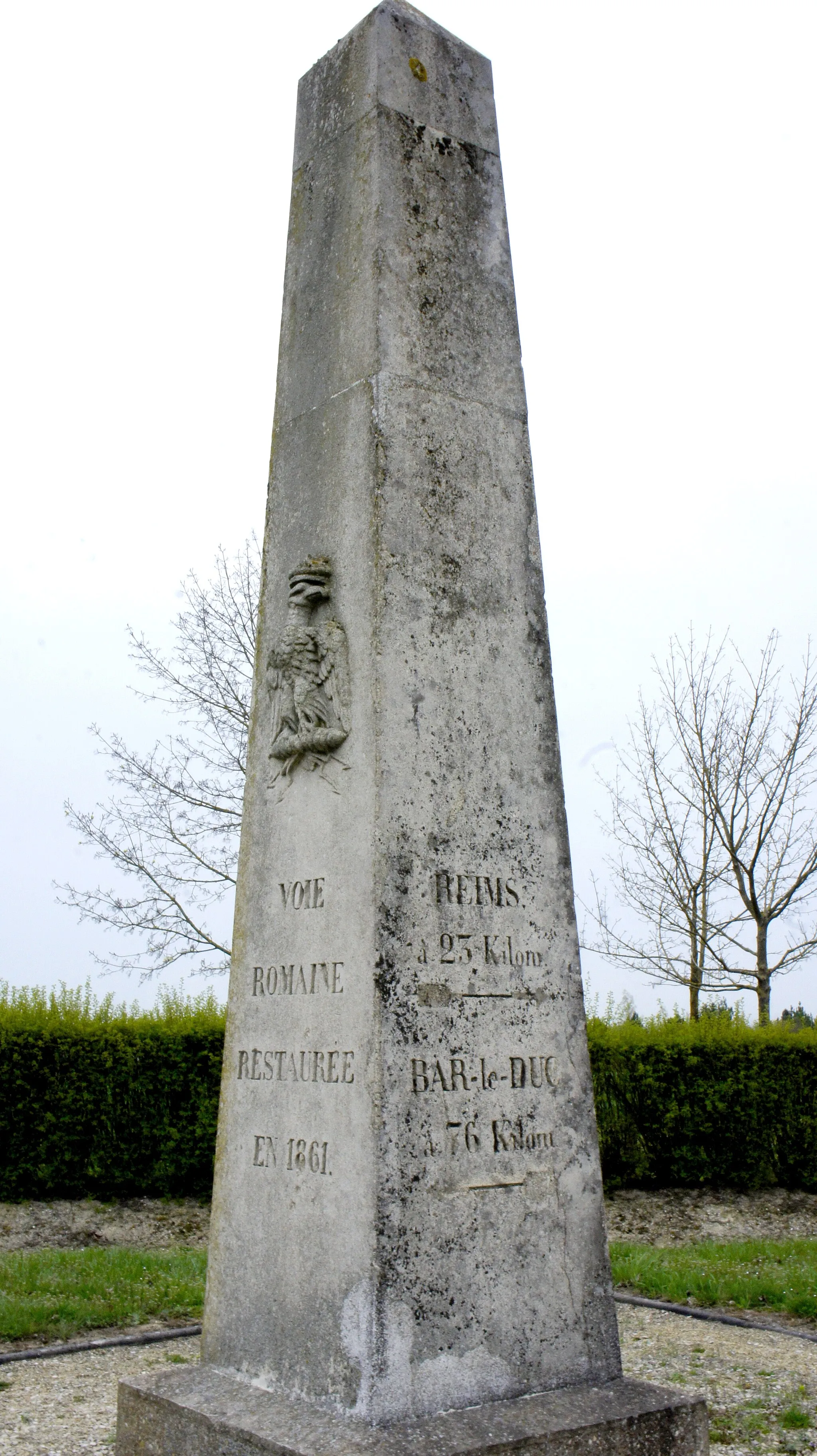 Photo showing: Monument élevé par Napoléon III pour marquer l'ancien tracé de la voie romaine, détruit lors de la Première Guerre mondiale puis relevé. Il se trouve sur le territoire de la commune de Sept-Saulx, au bord de la D35, en limite avec Mourmelon-le-Petit et Baconnes.