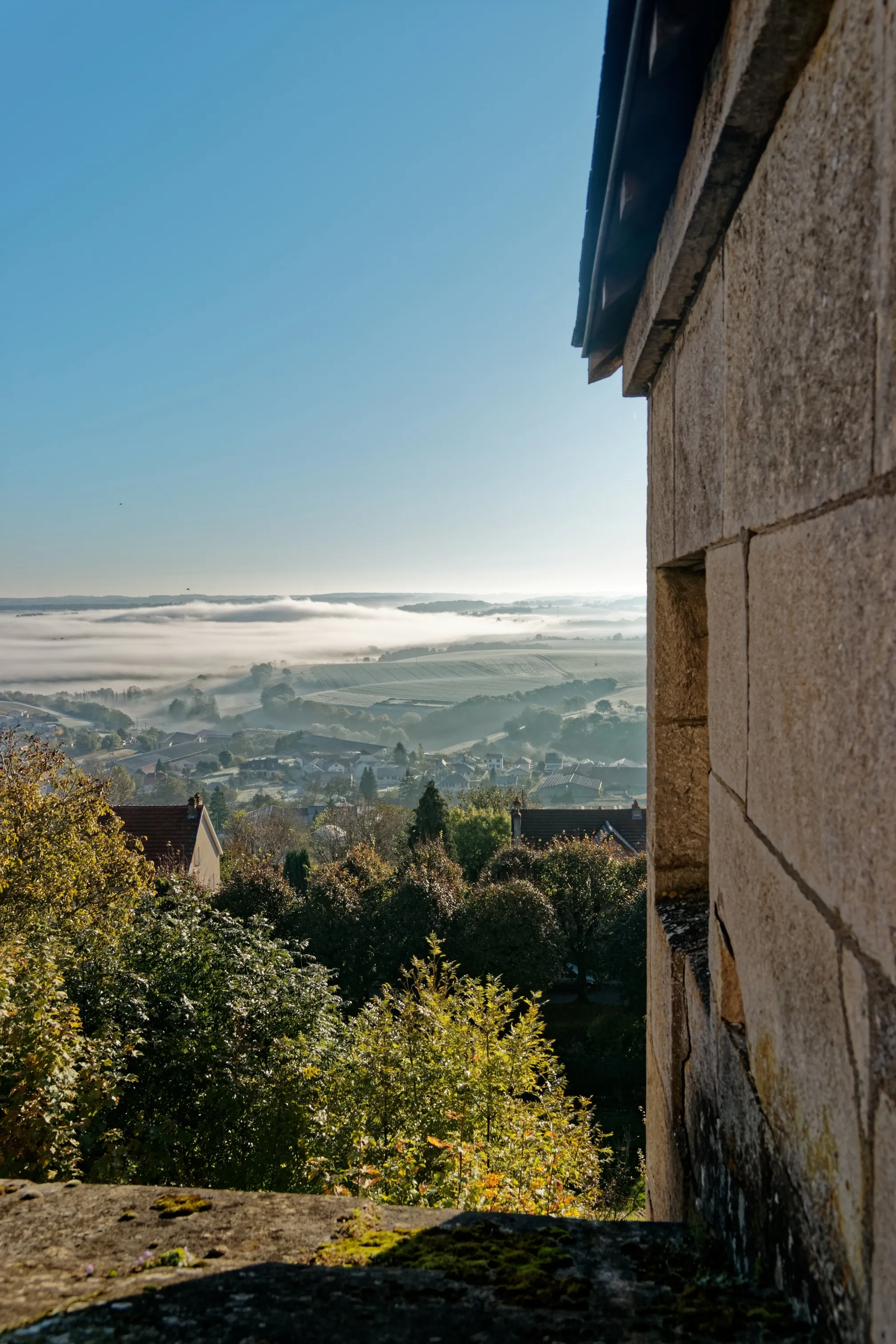 Photo showing: Langres - Rue de la Marne - View East along Corps de garde de l'évêché 1633