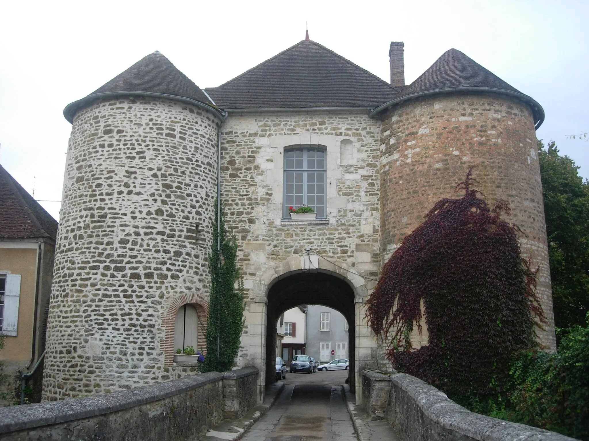 Photo showing: Porte médiévale d'Ervy-le-Châtel (Aube)