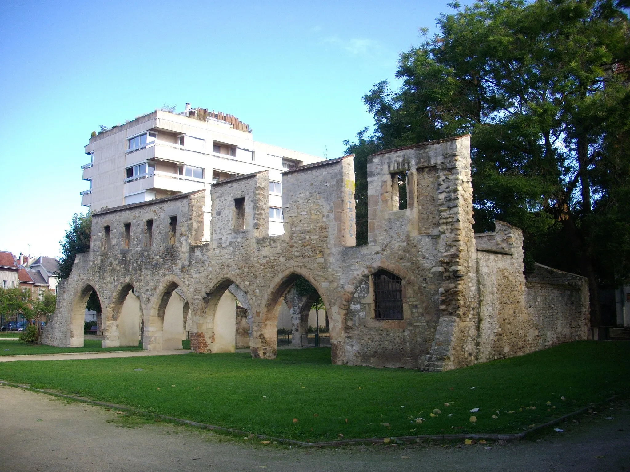 Photo showing: This building is indexed in the base Mérimée, a database of architectural heritage maintained by the French Ministry of Culture, under the reference PA00078780 .