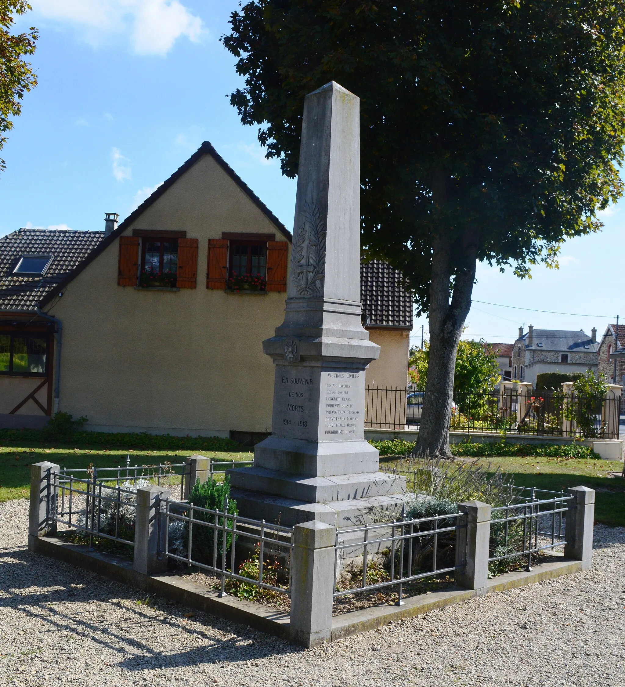 Photo showing: Aguilcourt War Memorial