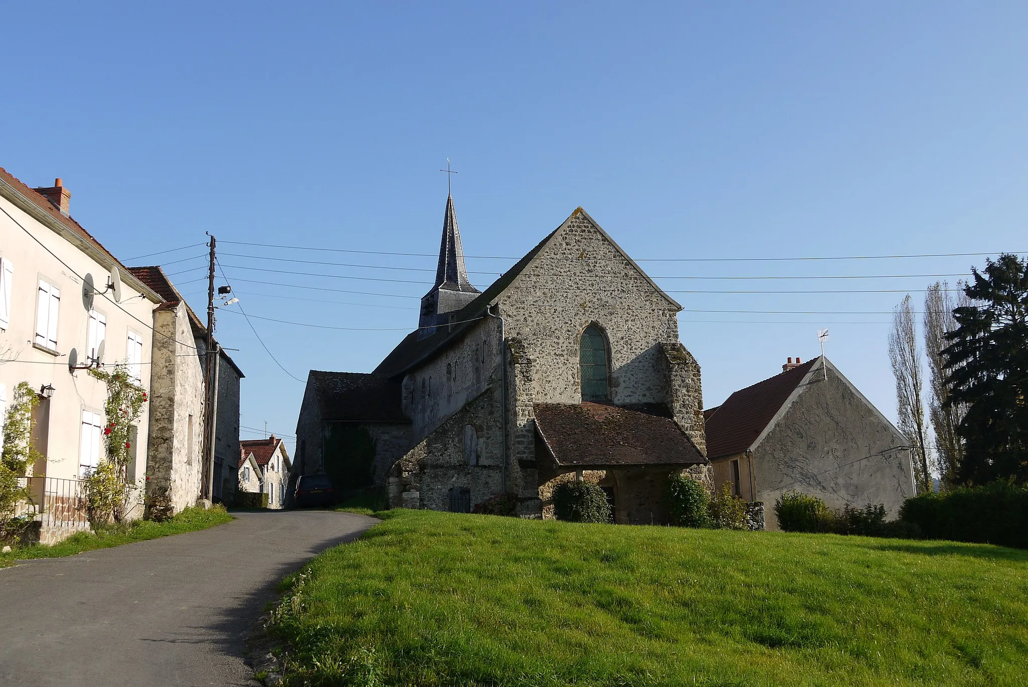 Photo showing: Connigis, autour de l'église.