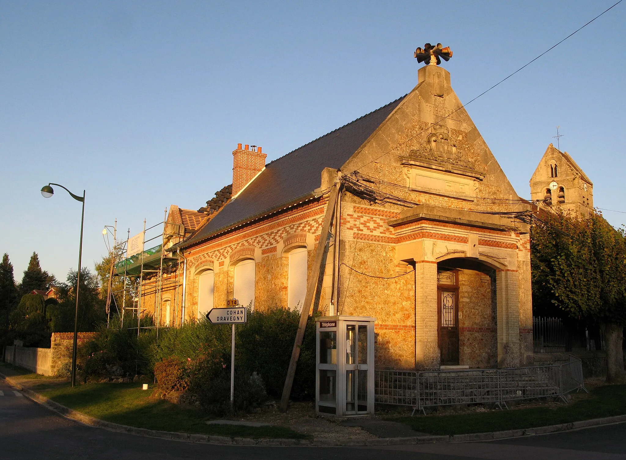 Photo showing: Coulonges-Cohan (Aisne, France) -
L'école primaire (de Coulonges-Cohan) est en travaux de réfection de toiture.
Le bâtiment est caractérisé par la sirène installée en haut du pignon.
.