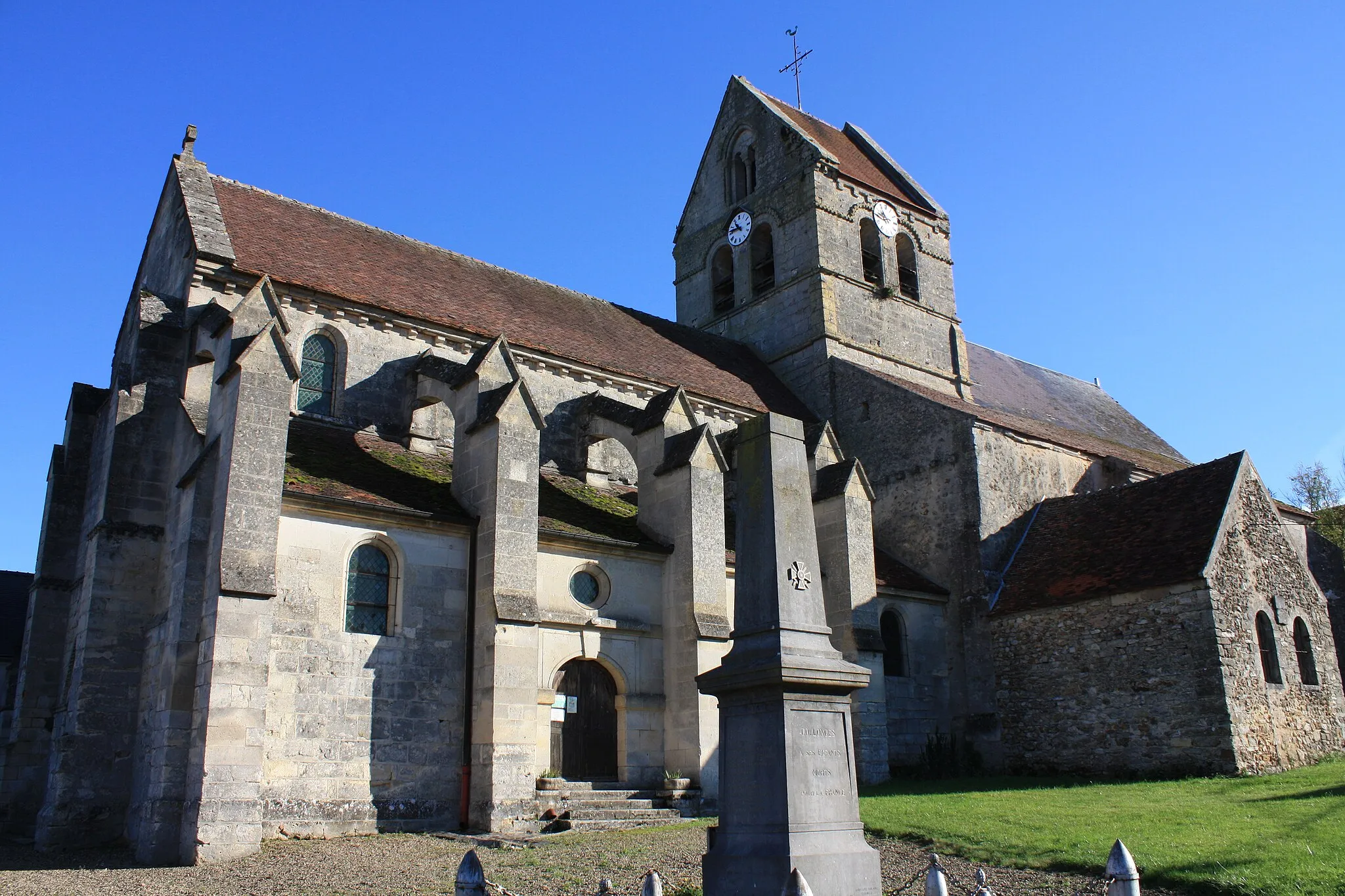 Photo showing: Église Saint-Rubin-et-Saint-Valère de Coulonges précédé de son monument aux morts.