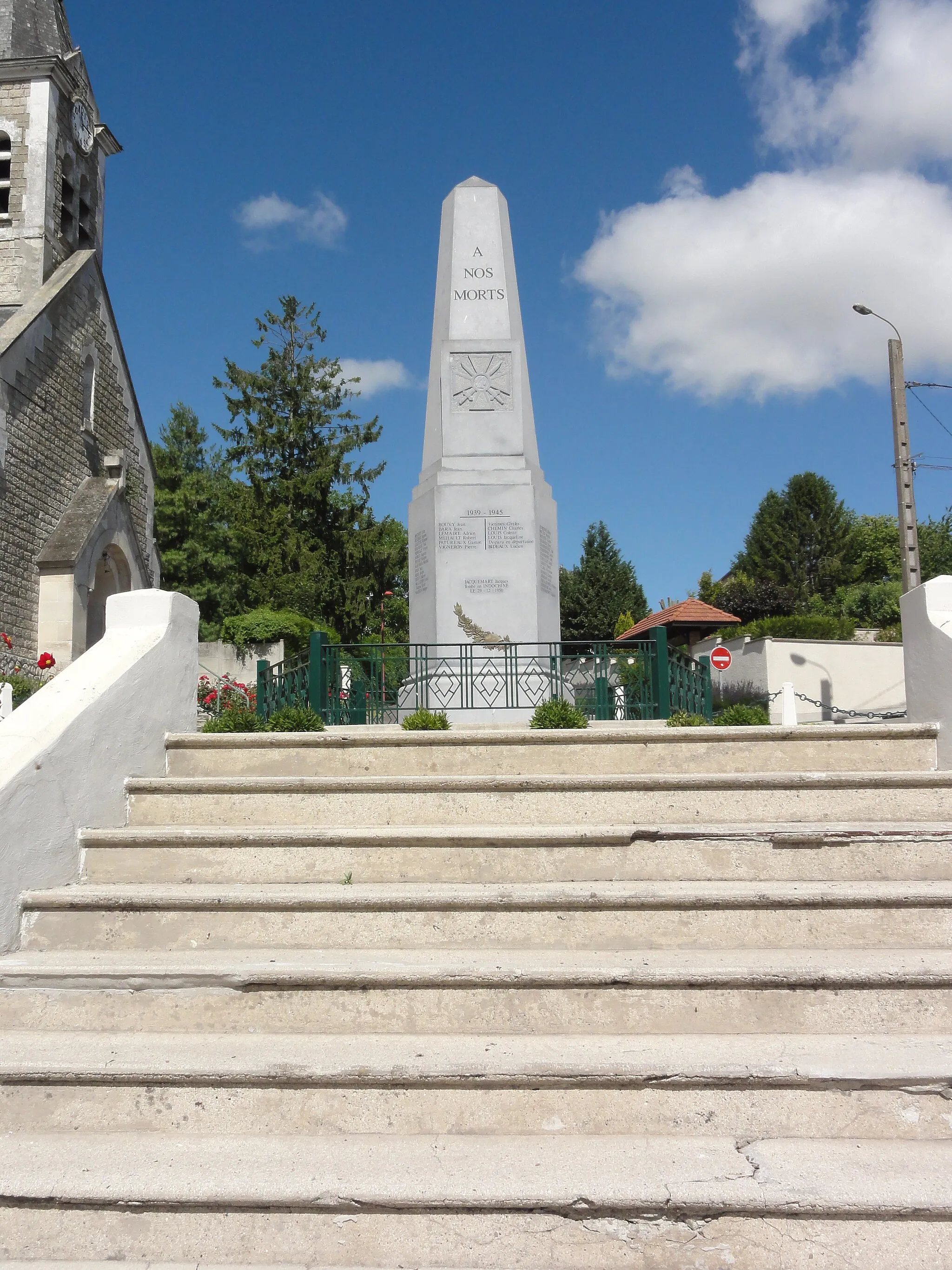 Photo showing: Évergnicourt (Aisne) monument aux morts