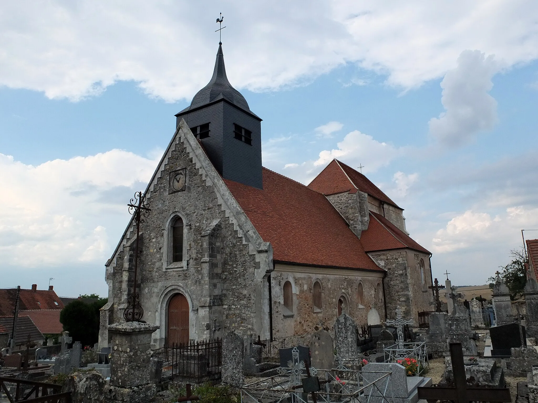 Photo showing: Fresnes en Tardenois (France - Aisne department).
The construction of the Church of the Virgin would go back to the beginning of the 12th century. The building, was remodelled several times between the 18th and the first third of the 20th century
