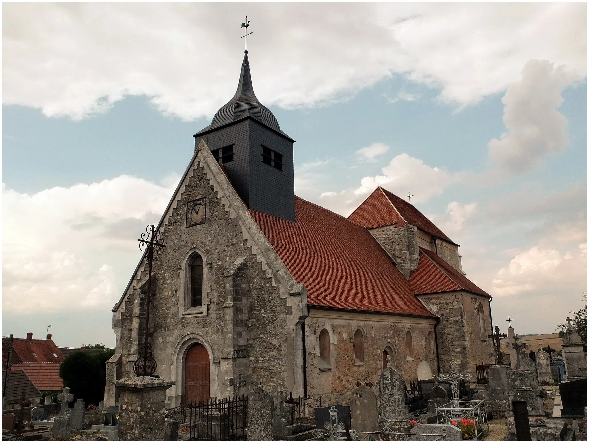 Photo showing: Fresnes-en-Tardenois – Façade occidentale de l'église de la Vierge*. Celle-ci fut remaniée plus particulièrement au XVIIIe et après la Grande Guerre de 1914-1918
Réf→ https://www.sauvegardeartfrancais.fr/projets/fresnes-en-tardenois-eglise-de-la-nativite-de-la-vierge/
Appelée également église de la Nativité de la Vierge.