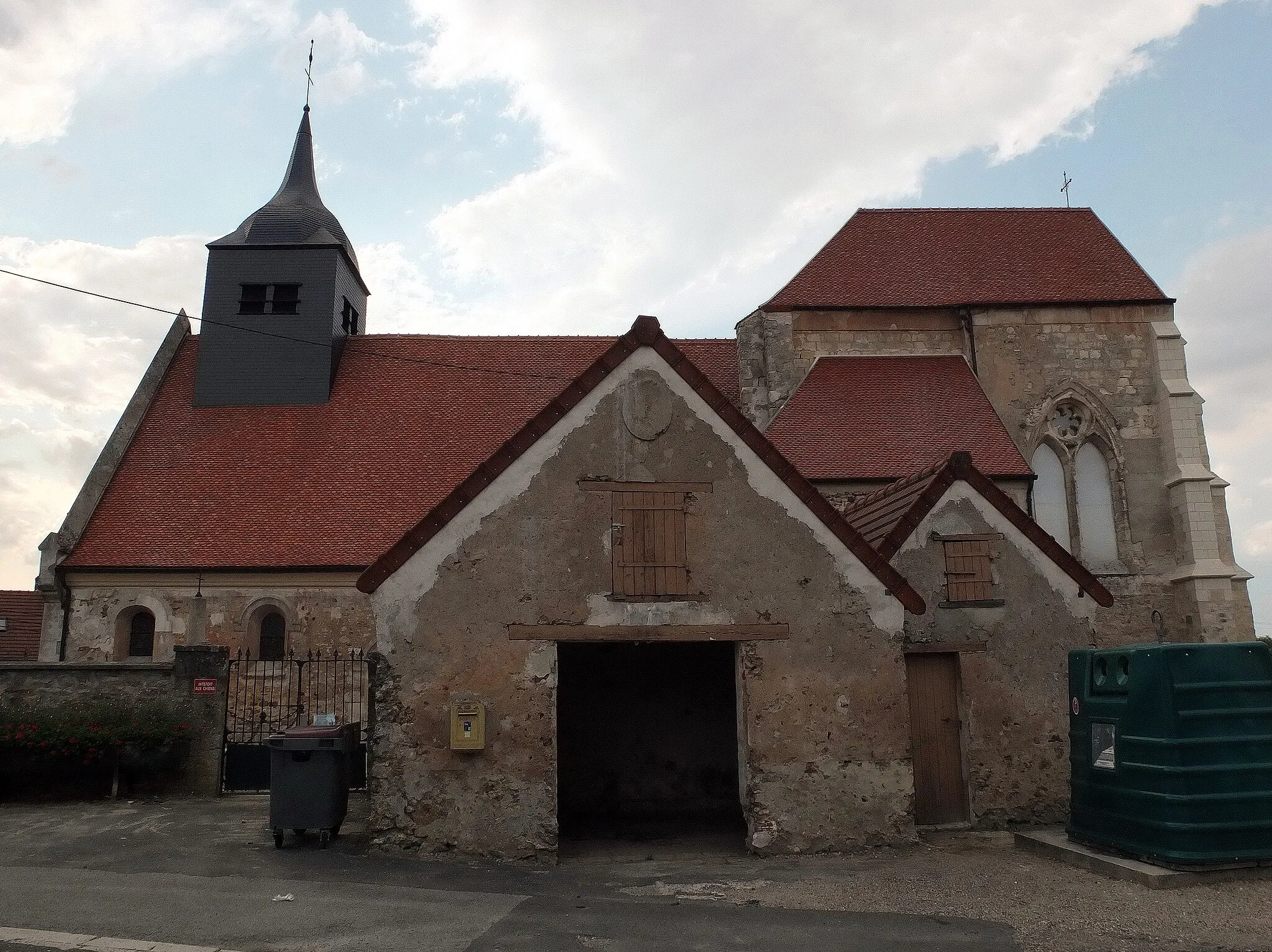 Photo showing: Fresnes en Tardenois (France - Aisne department). The construction of the Church of the Virgin would go back to the beginning of the 12th century. The building, was remodelled several times between the 18th and the first third of the 20th century