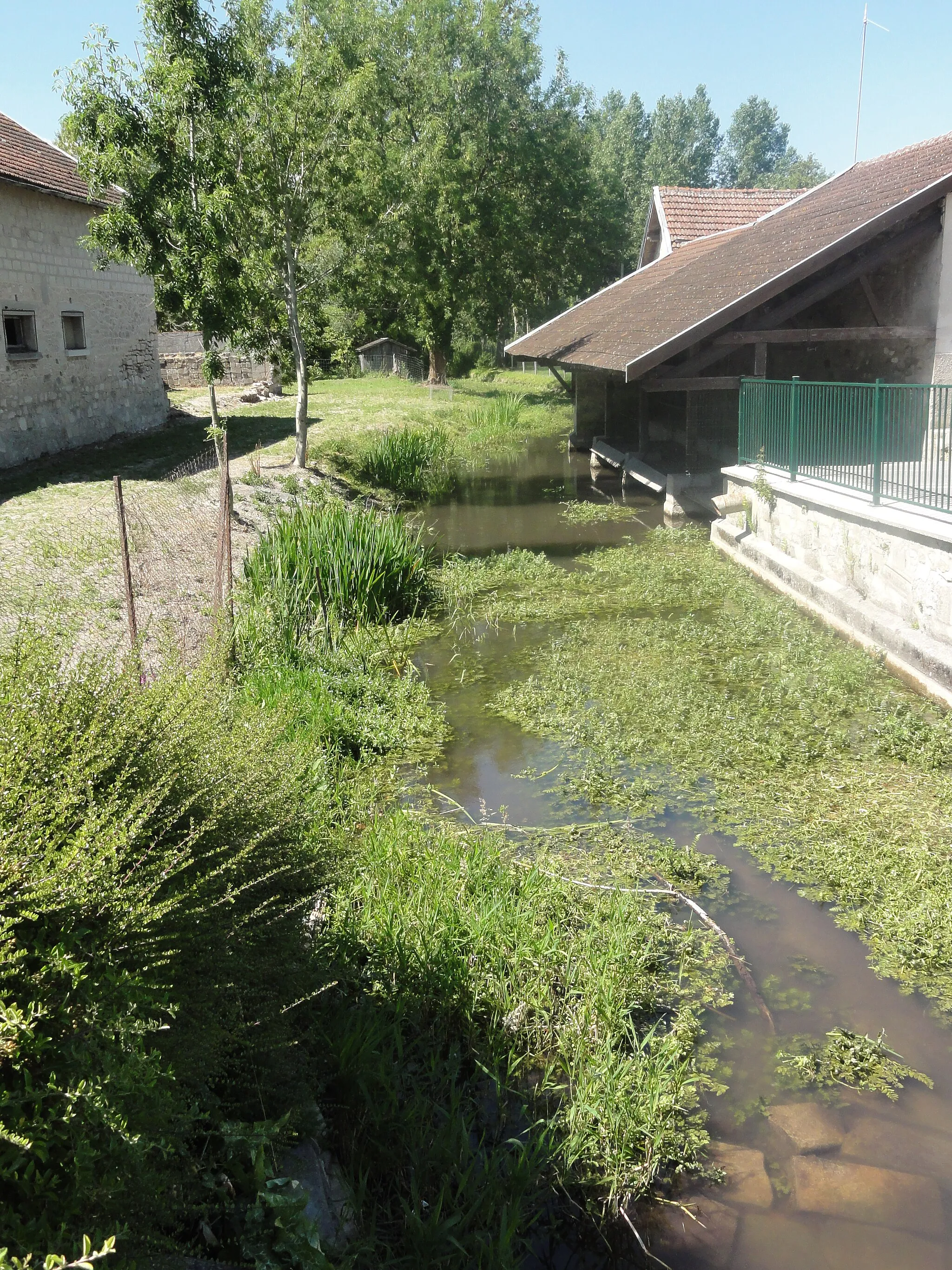 Photo showing: Juvincourt-et-Damary (Aisne) La Miette avec lavoir