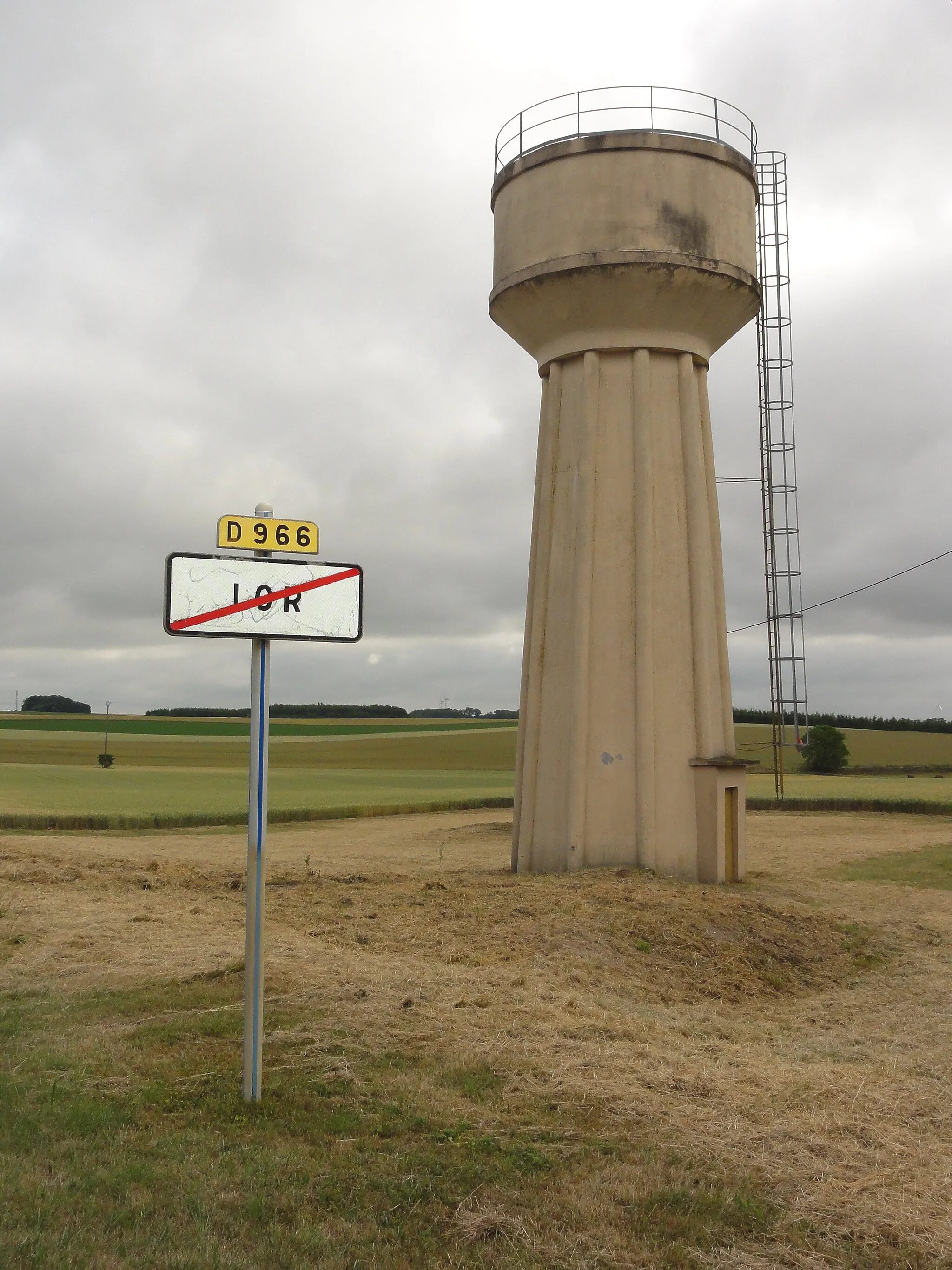 Photo showing: Lor (Aisne) city limit sign and water tower