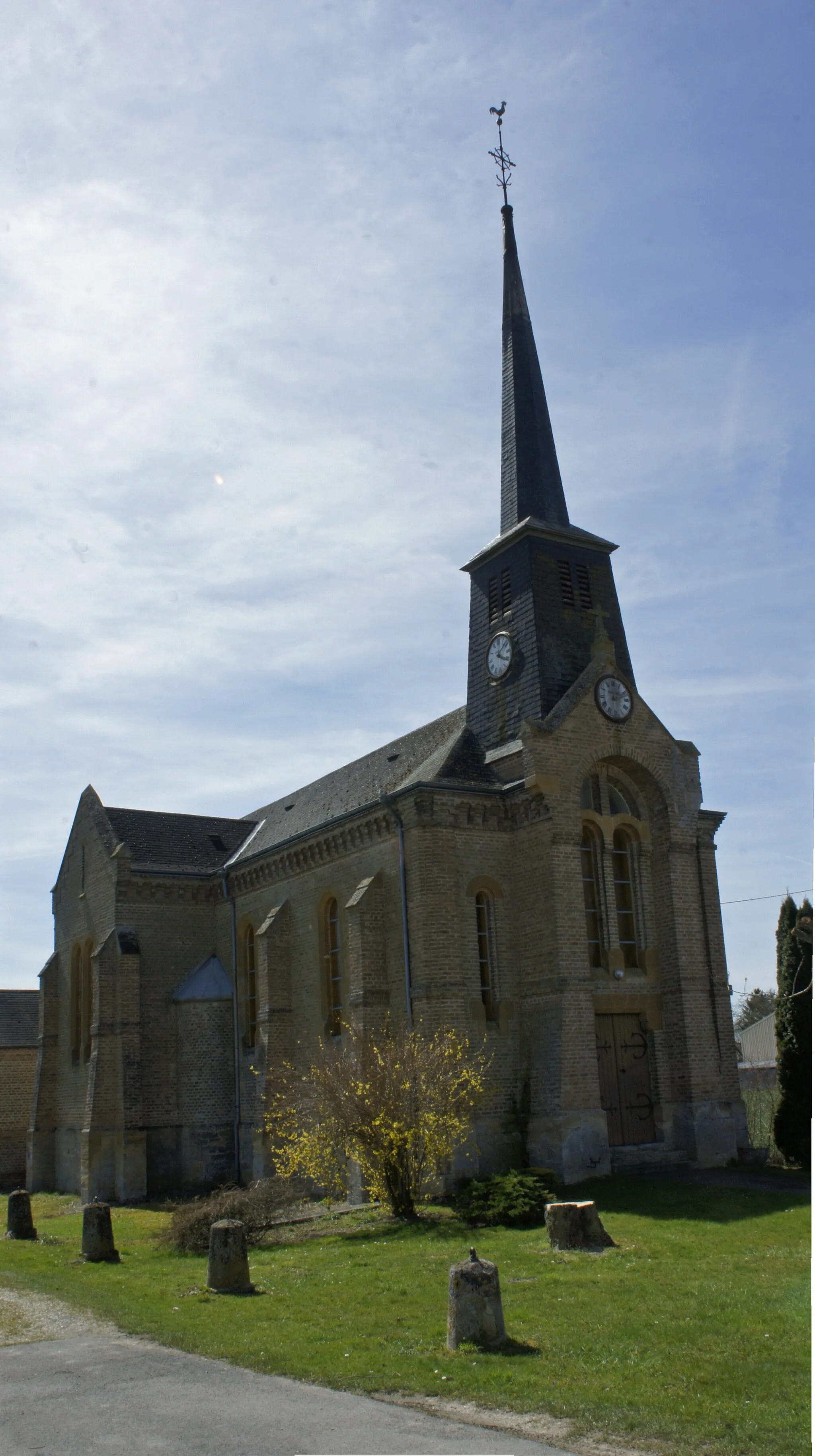 Photo showing: vUE DE L'église de Mont saint remy .