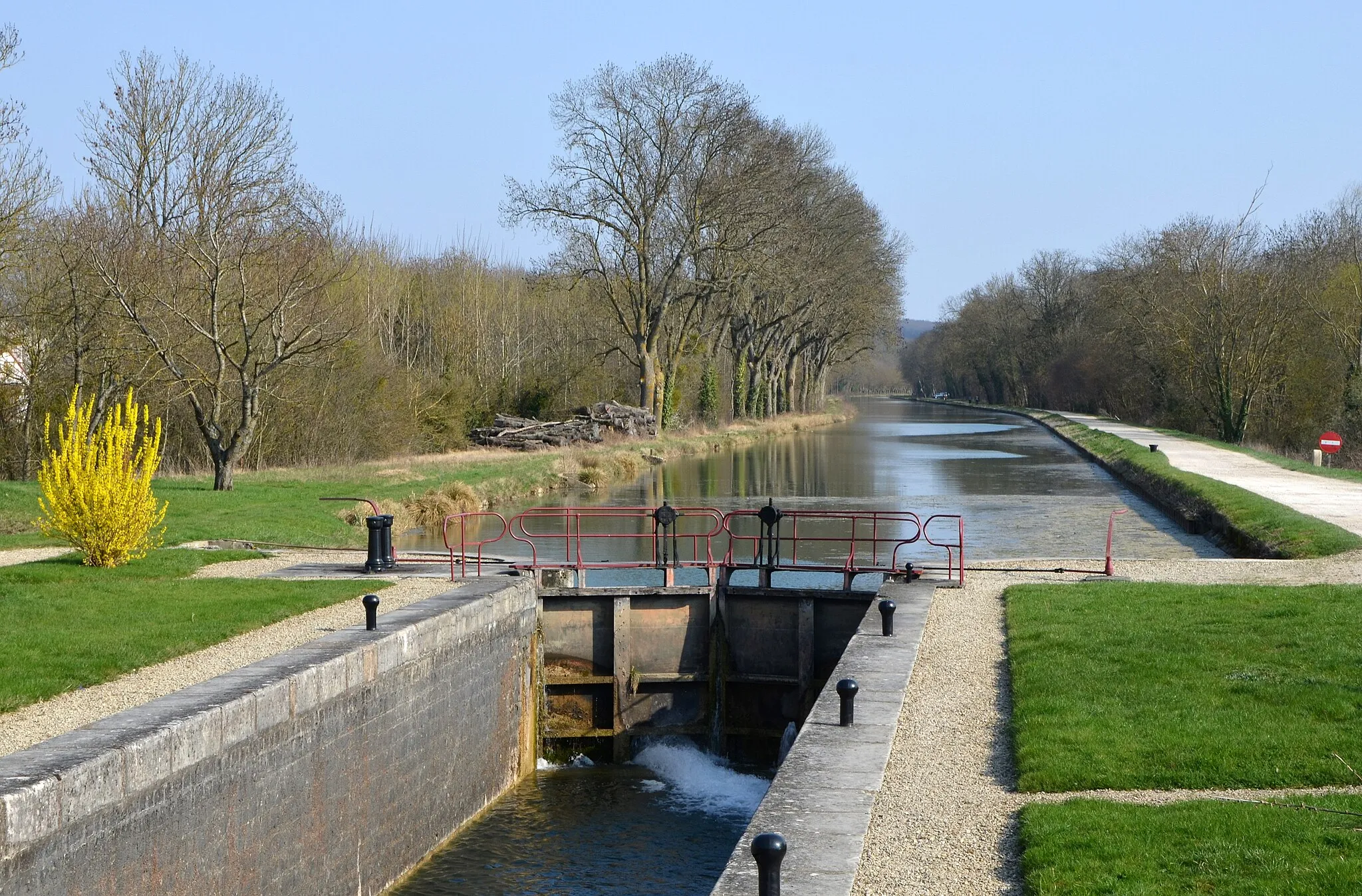 Photo showing: Canal de Bourgogne : Ecluse de Flogny, Bourgogne, France