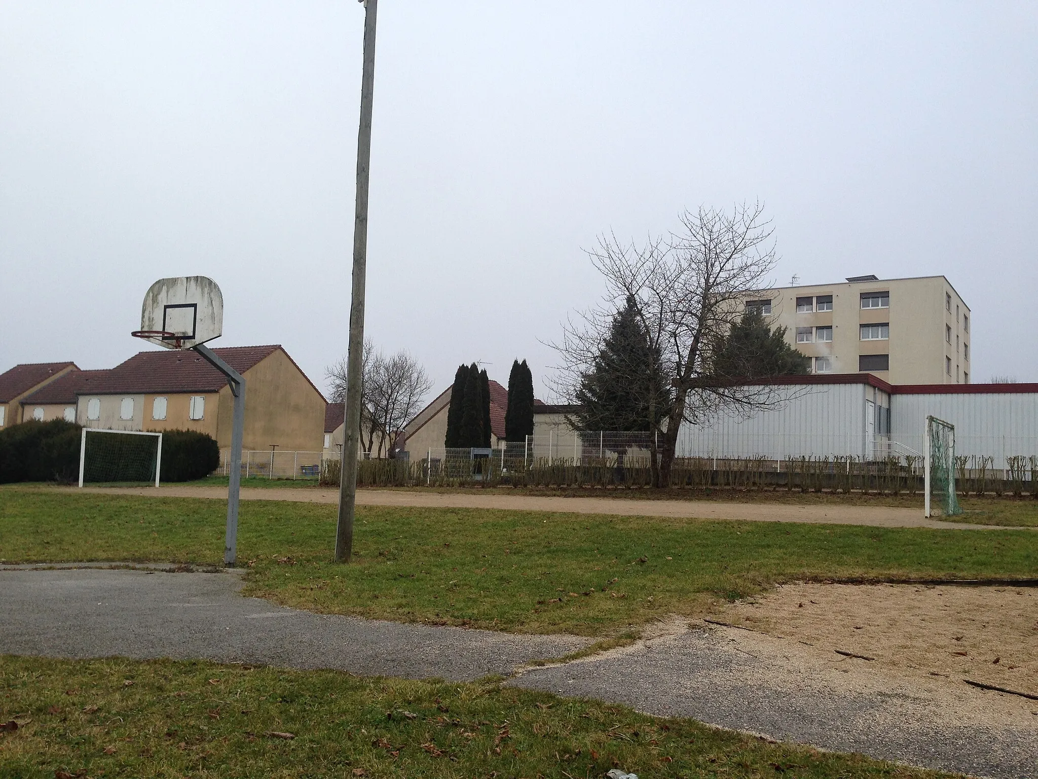 Photo showing: Langres - terrain de jeu