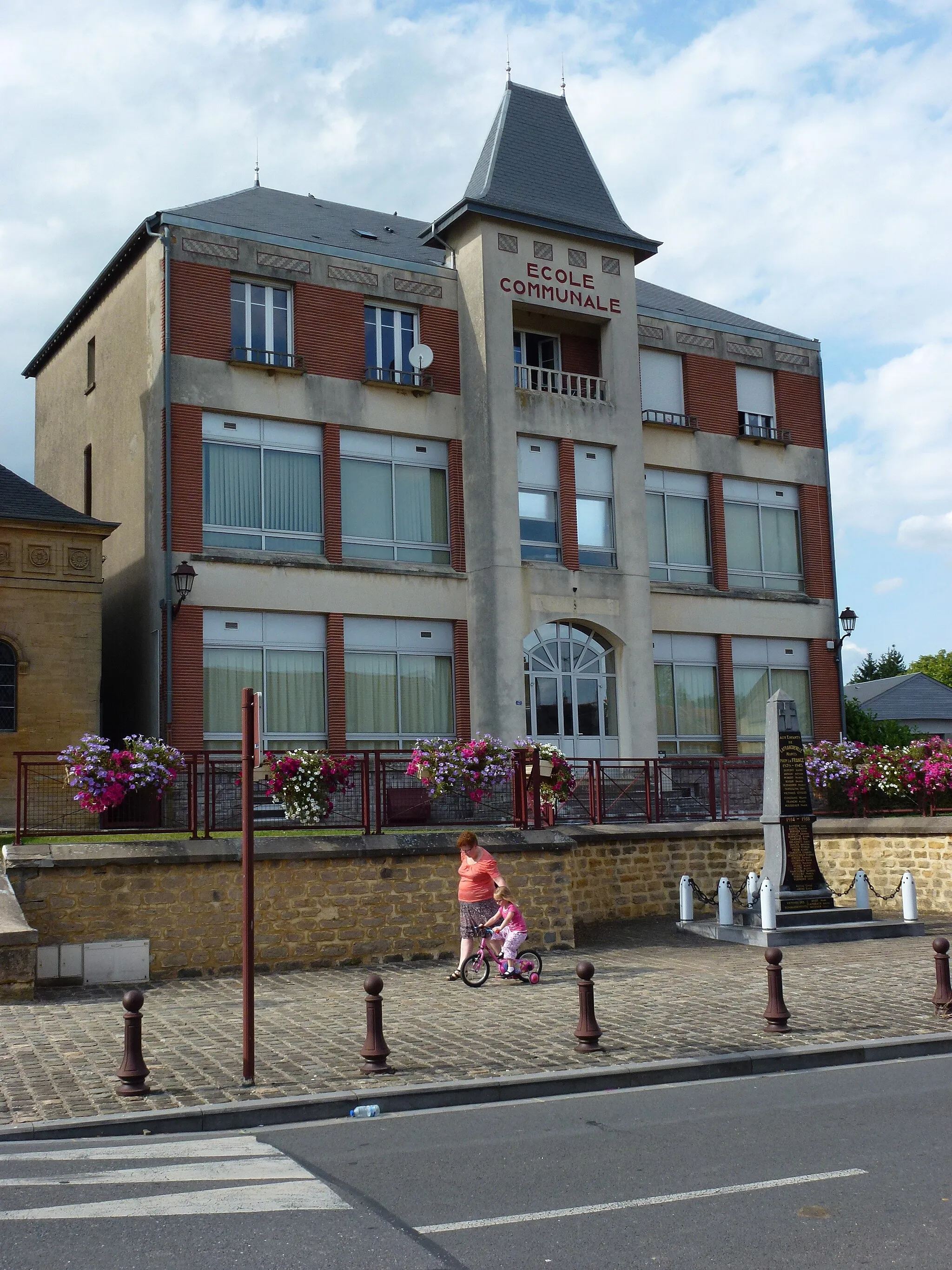 Photo showing: La Francheville (Ardennes) école