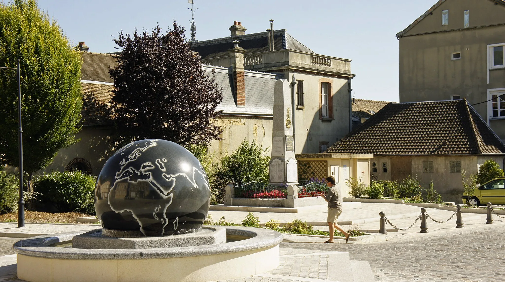 Photo showing: Deux Monuments situé à Ay, sur la place de libération.