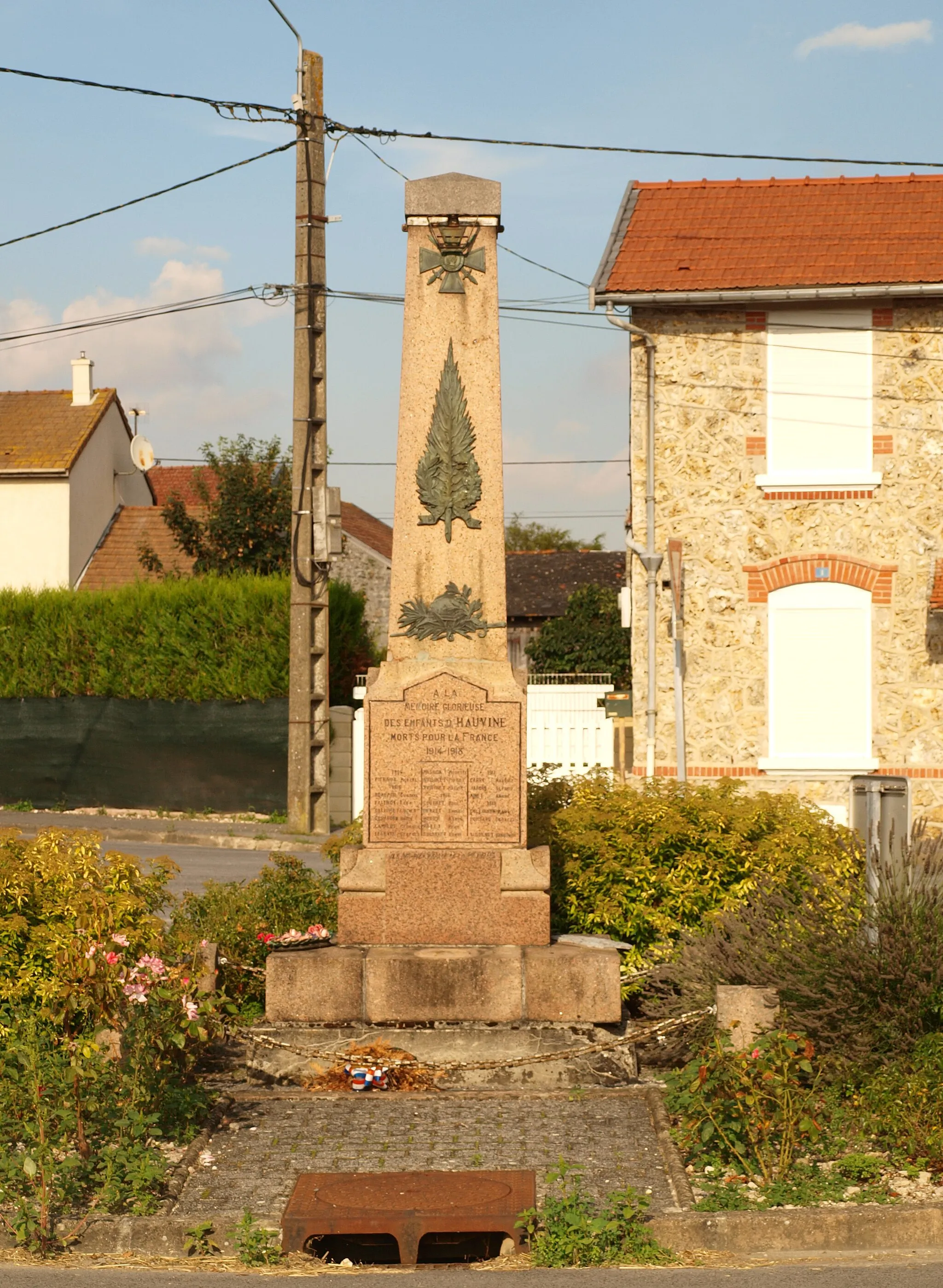 Photo showing: Hauviné (Ardennes, France) ; monument aux morts