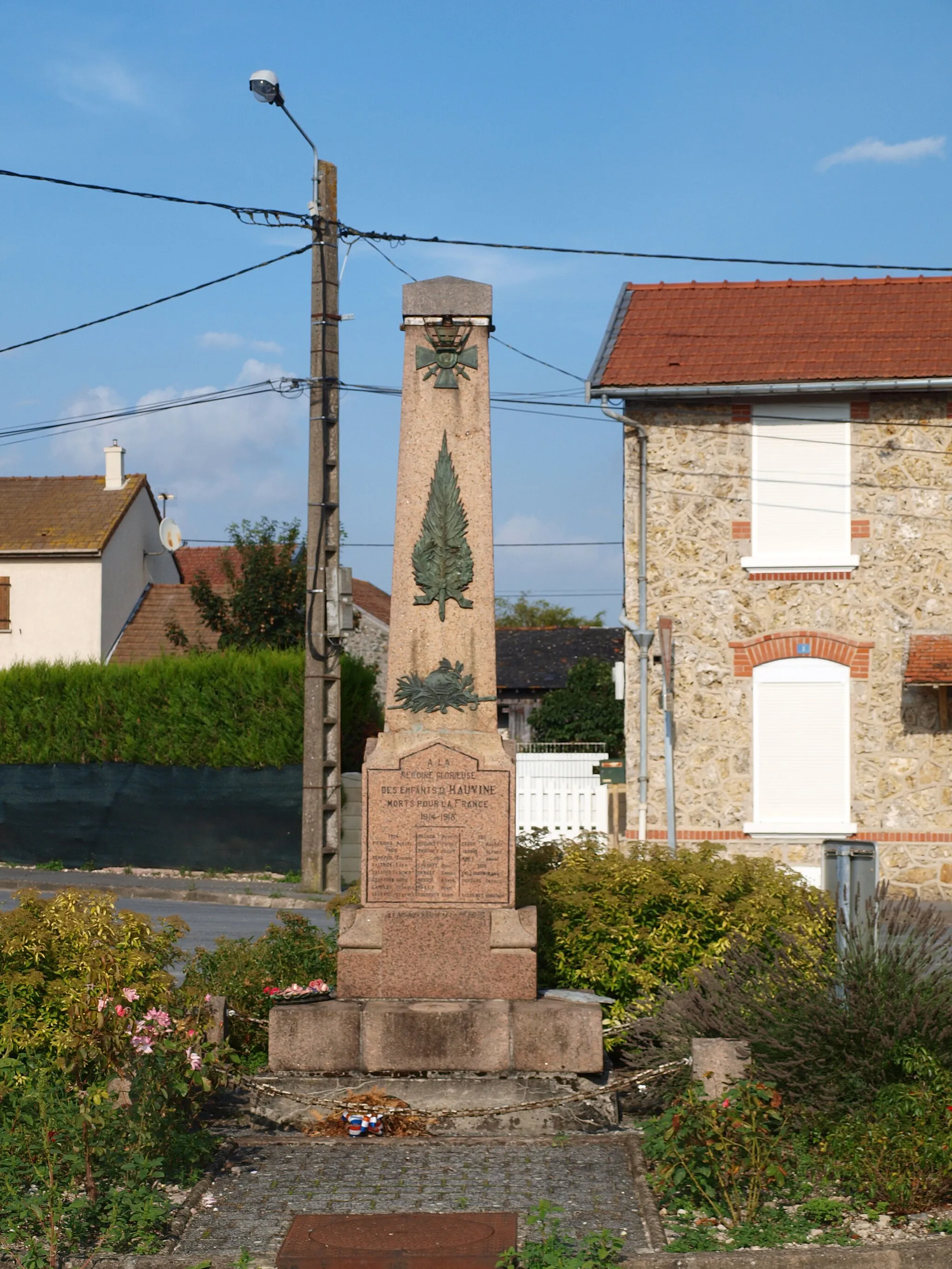 Photo showing: Hauviné (Ardennes, France) ; monument aux morts