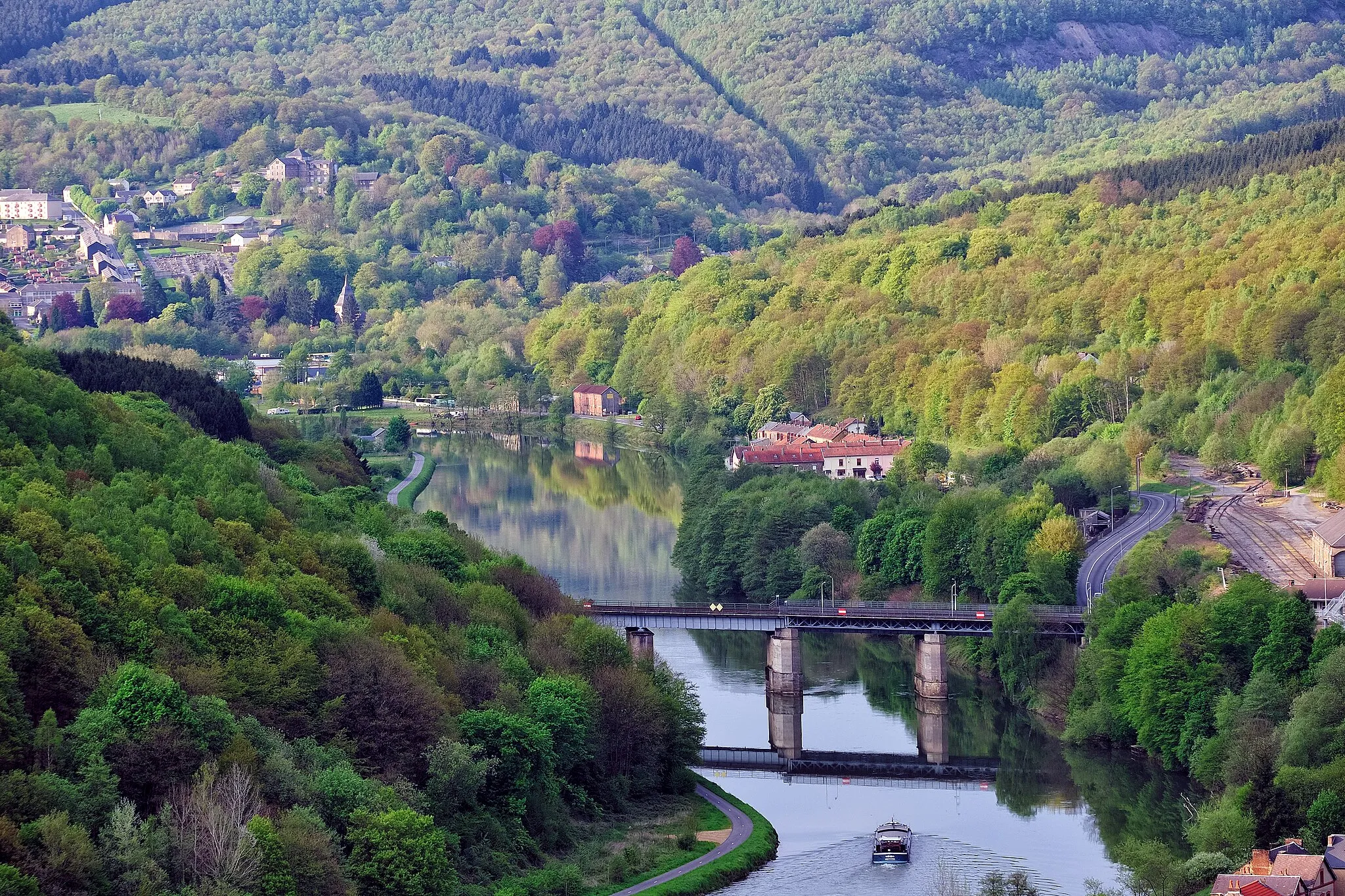Photo showing: Vallée de la Meuse, vers Monthermé - du point de vue de l'Hermitage, à Château-Regnault (commune de Bogny-sur-Meuse), Ardennes, France)