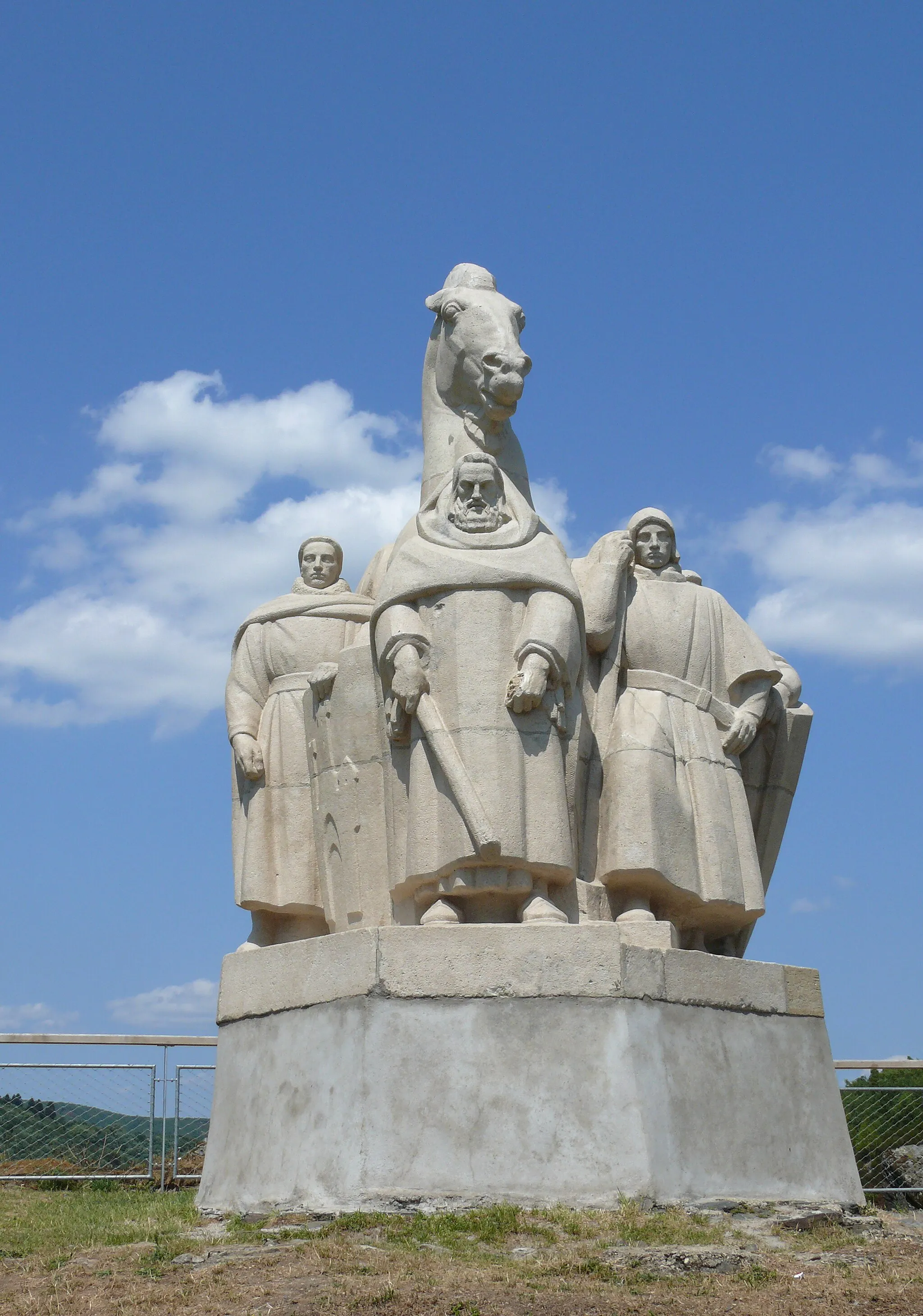 Photo showing: Monument for the Four Sons of Aymon and Steed Bayard at Bogny sur Meuse.