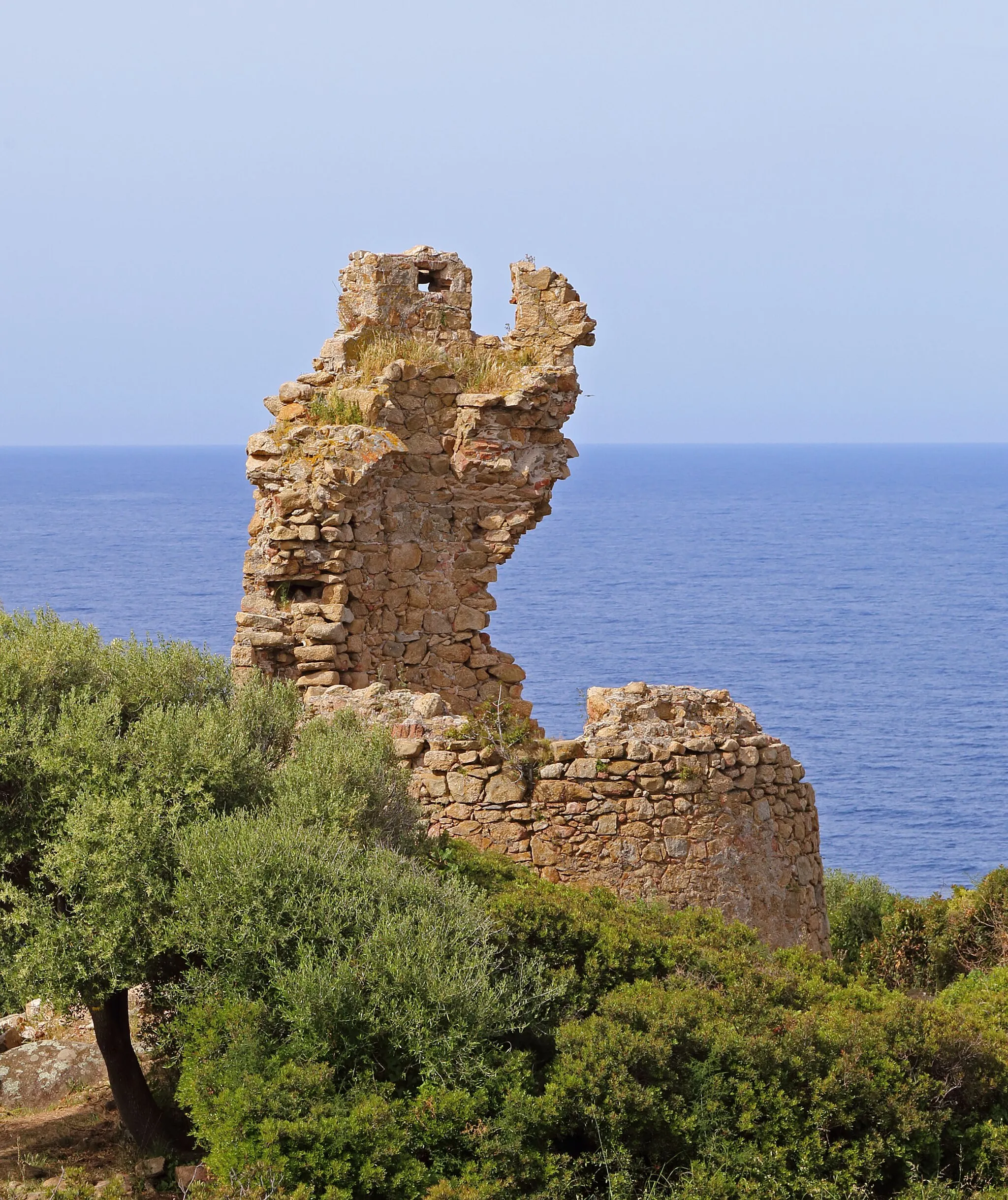 Photo showing: The Tour de Capigliolo is a ruined Genoese tower in the commune of Casaglione on the French island of Corsica. The tower sits on the Punta Capigliolo headland to the north of the Golfu di a Liscia.