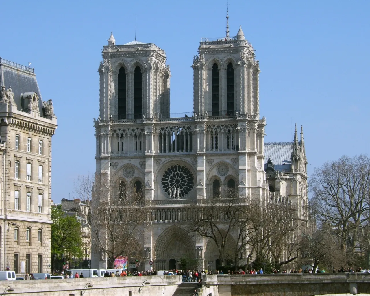 Photo showing: the Notre Dame de Paris: Western Façade, mid-afternoon, April 2007. Photograph by Tom S., while observing and admiring High Gothic in France.