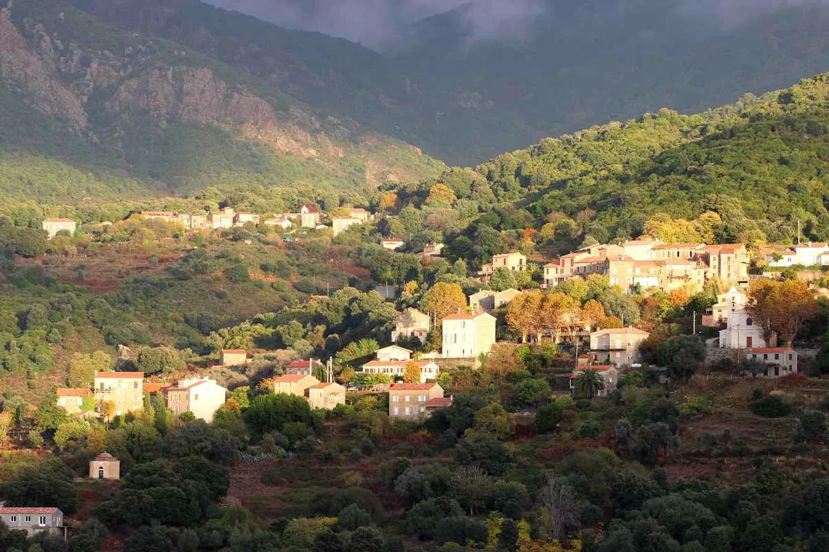 Photo showing: Vue générale du village de Sant'Andréa d'Orcino.