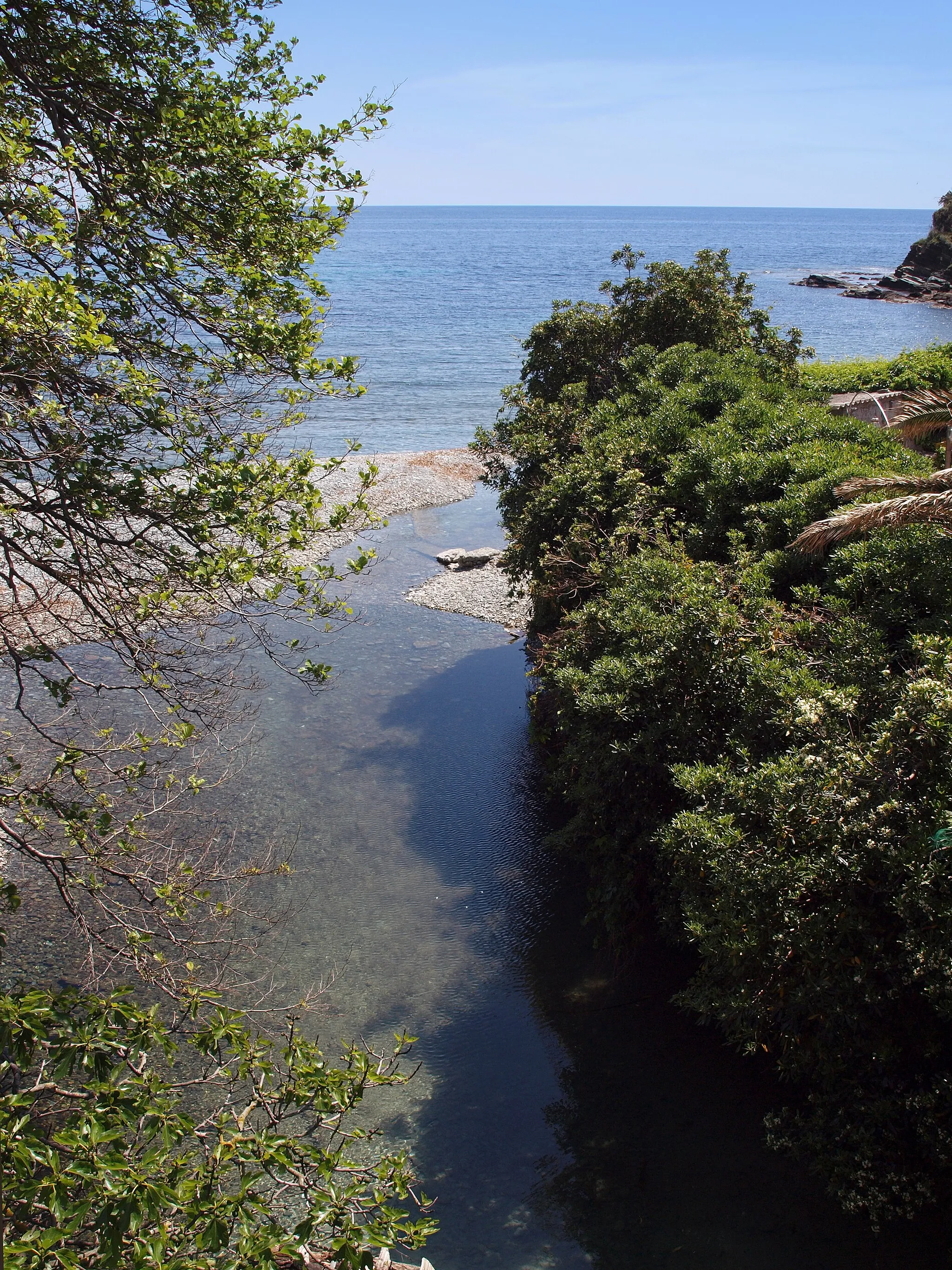 Photo showing: Brando, Cap Corse (Corse) - Le ruisseau d'Arega en aval du pont de la route D80 tout proche de son embouchure à Lavasina