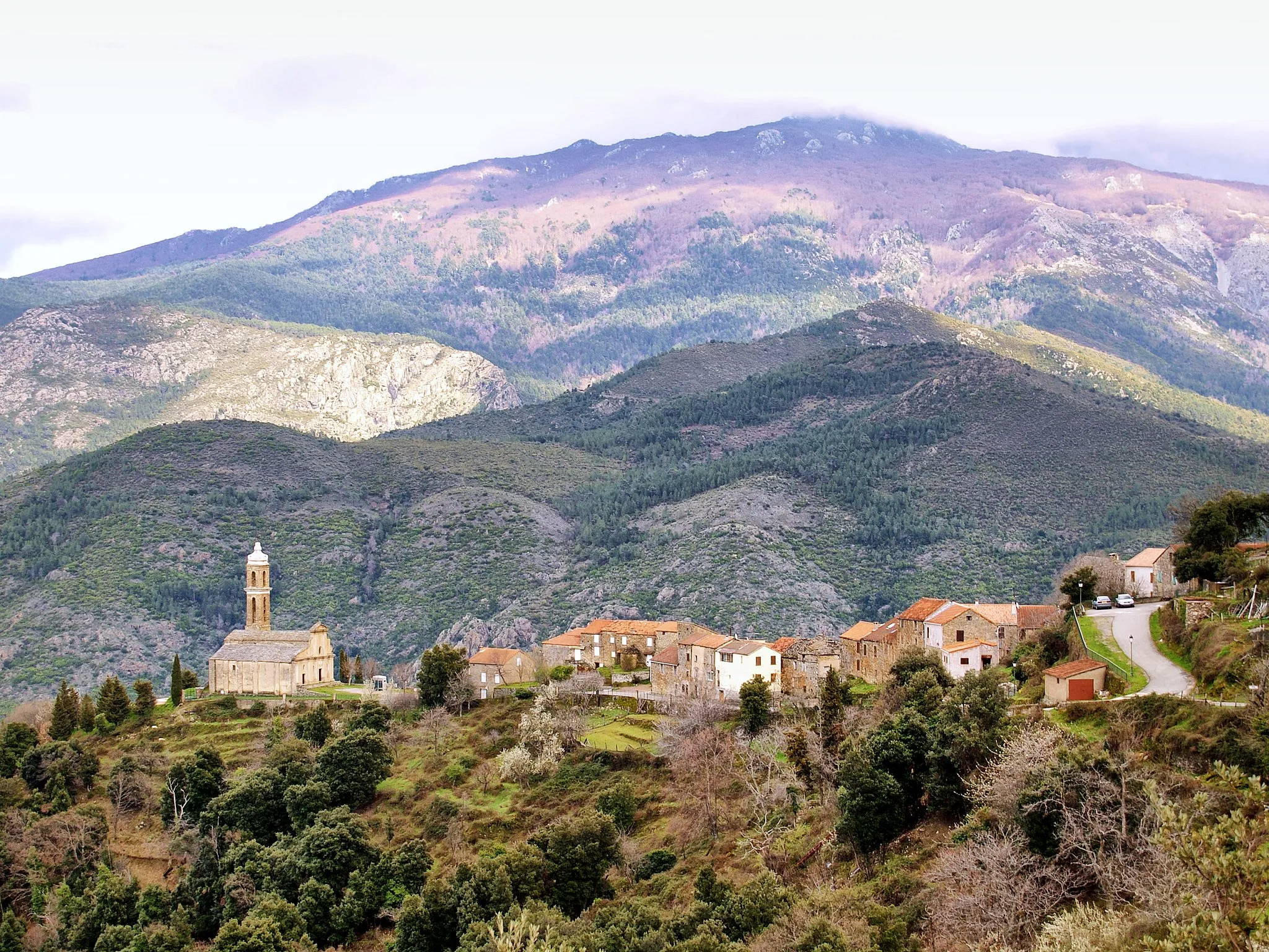 Photo showing: Aiti, Vallerustie (Corse) - Vue du village depuis la RD 239. En arrière-plan, Monte San Petrone