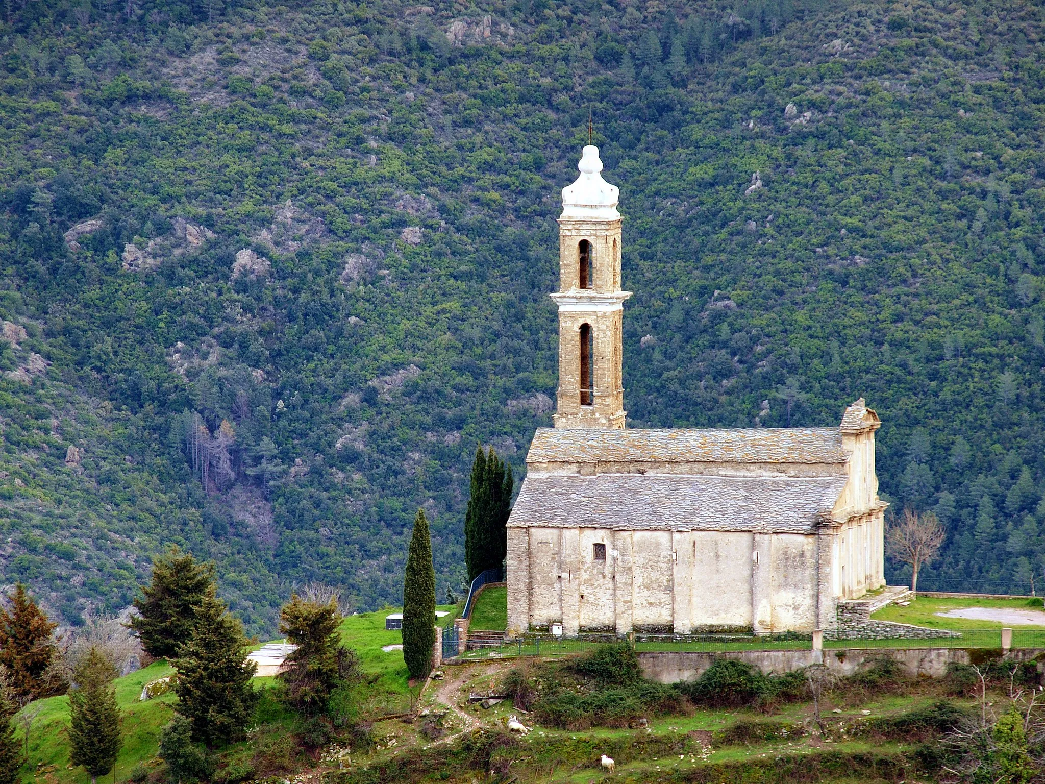 Photo showing: Aiti, Vallerustie (Corse) - Vue depuis la RD 239 de la façade NO de l'église Saint-Étienne