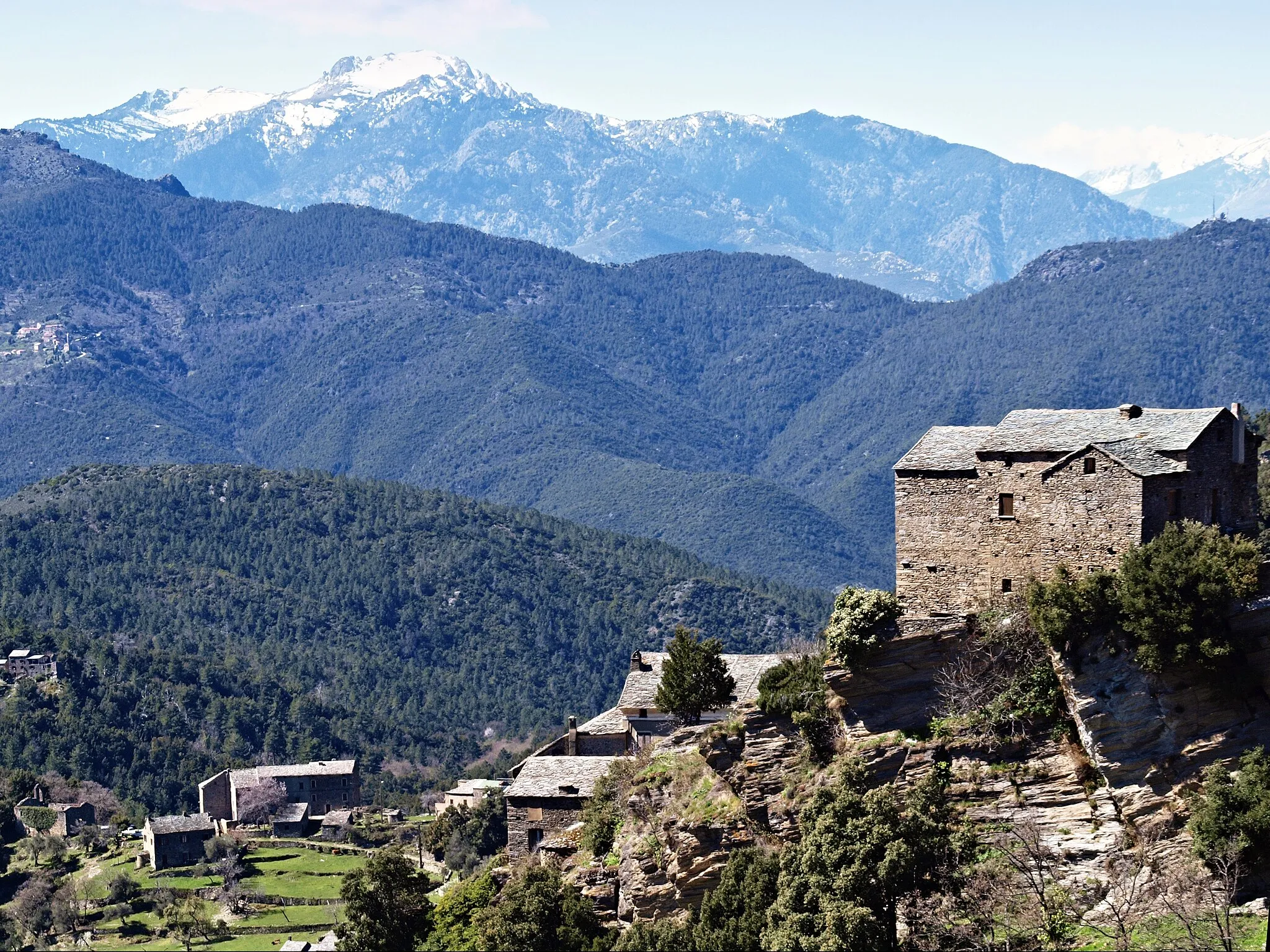 Photo showing: Morosaglia (Corsica) - Hameau de Terchini (maison de L'Alpa) et hameau de Sevasi (chapelle Sant' Andria ruinée)