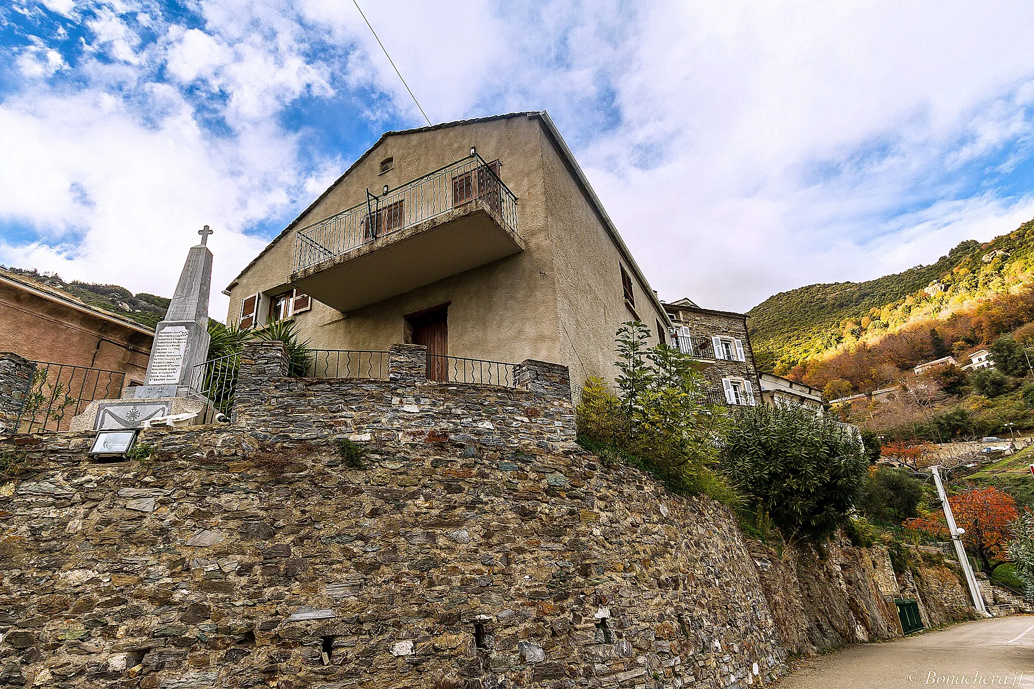 Photo showing: Vignale, Marana (Corse) - Le monument aux morts et la mairie