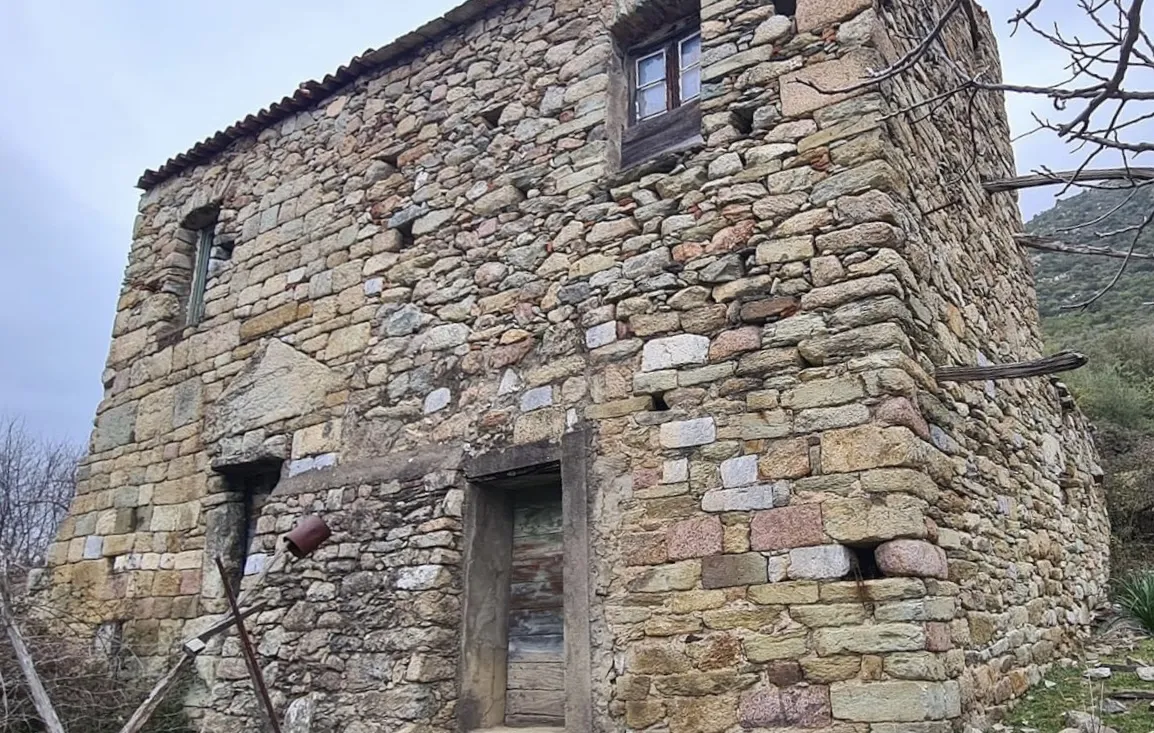 Photo showing: Casetta campagnola fatta cù e petre di l'antica pieve San Petru di Caccia, nant'à a cumuna di Canavaghja