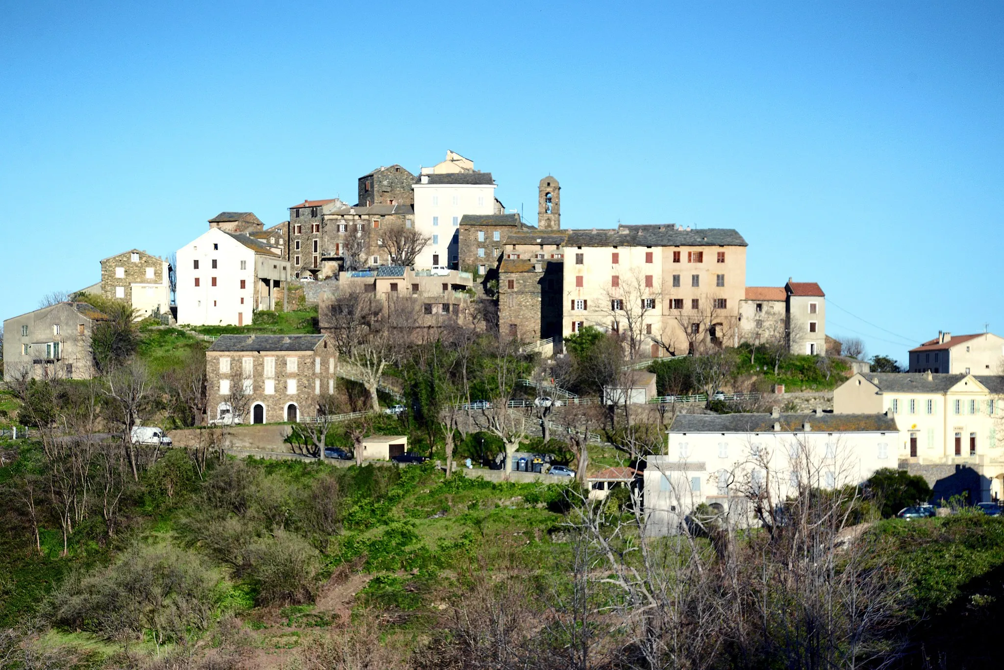 Photo showing: Castellare-di-Casinca, Haute-Corse - Vue du village aux habitations regroupées autour de l'église paroissiale Saint-Sébastien