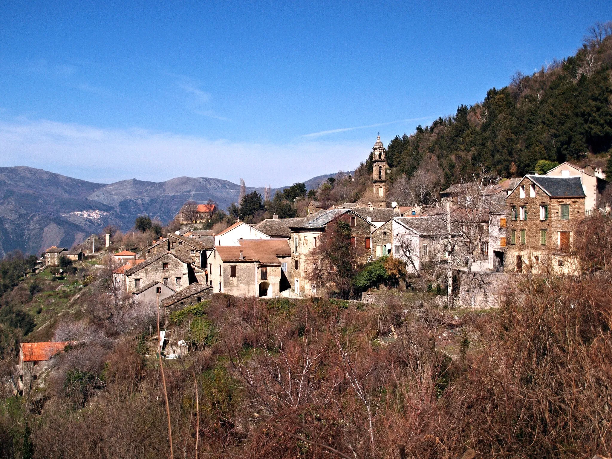 Photo showing: Castello-di-Rostino, Rustinu (Corse) - Vue du village de Pastoreccia avec, en arrière, le clocher de l'église paroissiale Sainte-Marie à Baranciasche