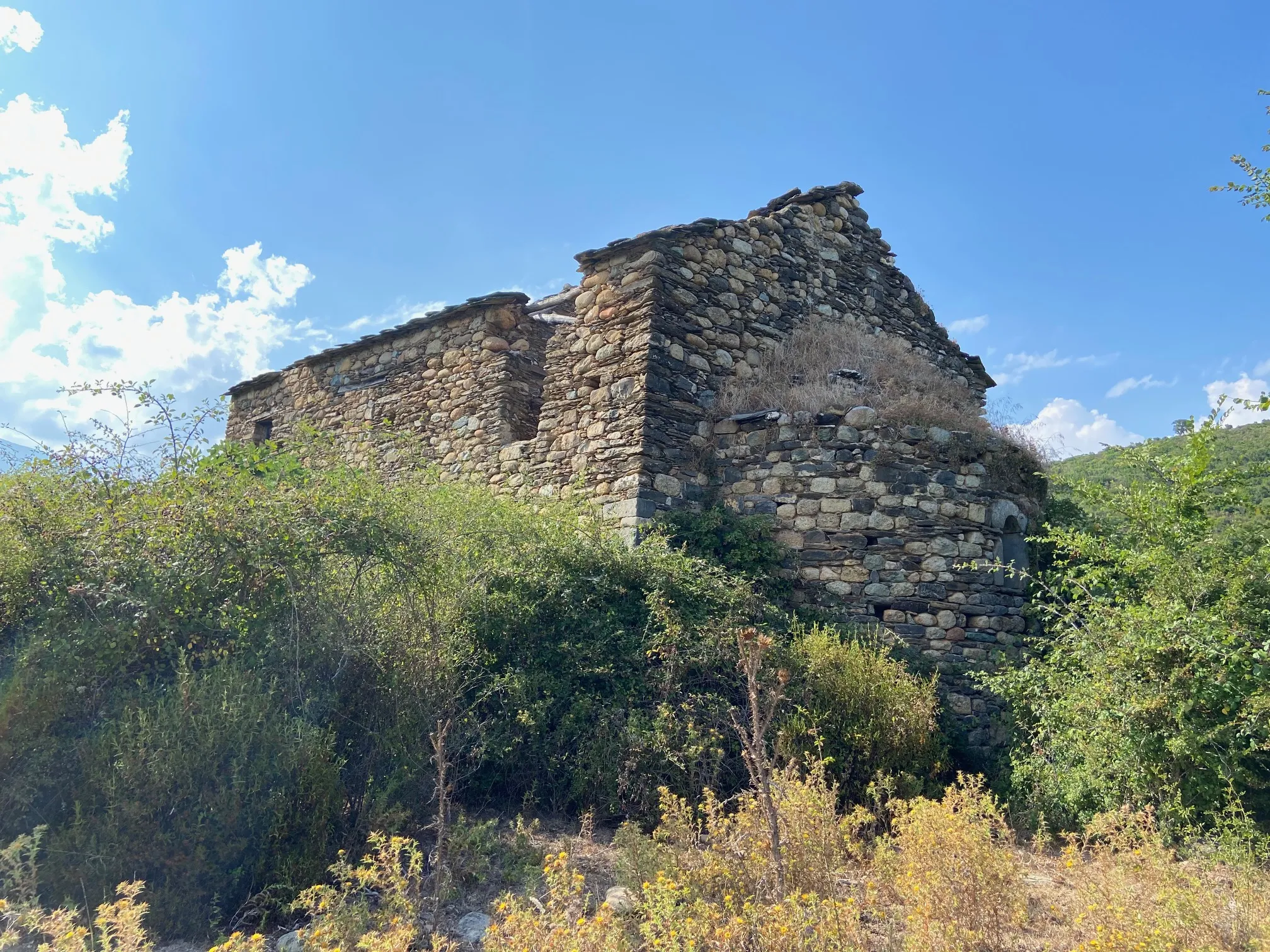 Photo showing: U situ di l'antica pieve di Rogna, à u locu chjamatu "Pieve", cumuna di A Fucichja (Focicchia)