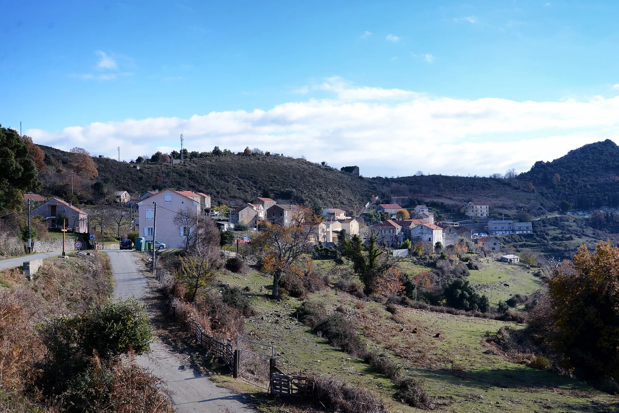 Photo showing: Giuncaggio, Rogna (Corse) - Petit « village en balcon » sur la vallée du Tavignanu, à l'extrême sud de la Castagniccia.