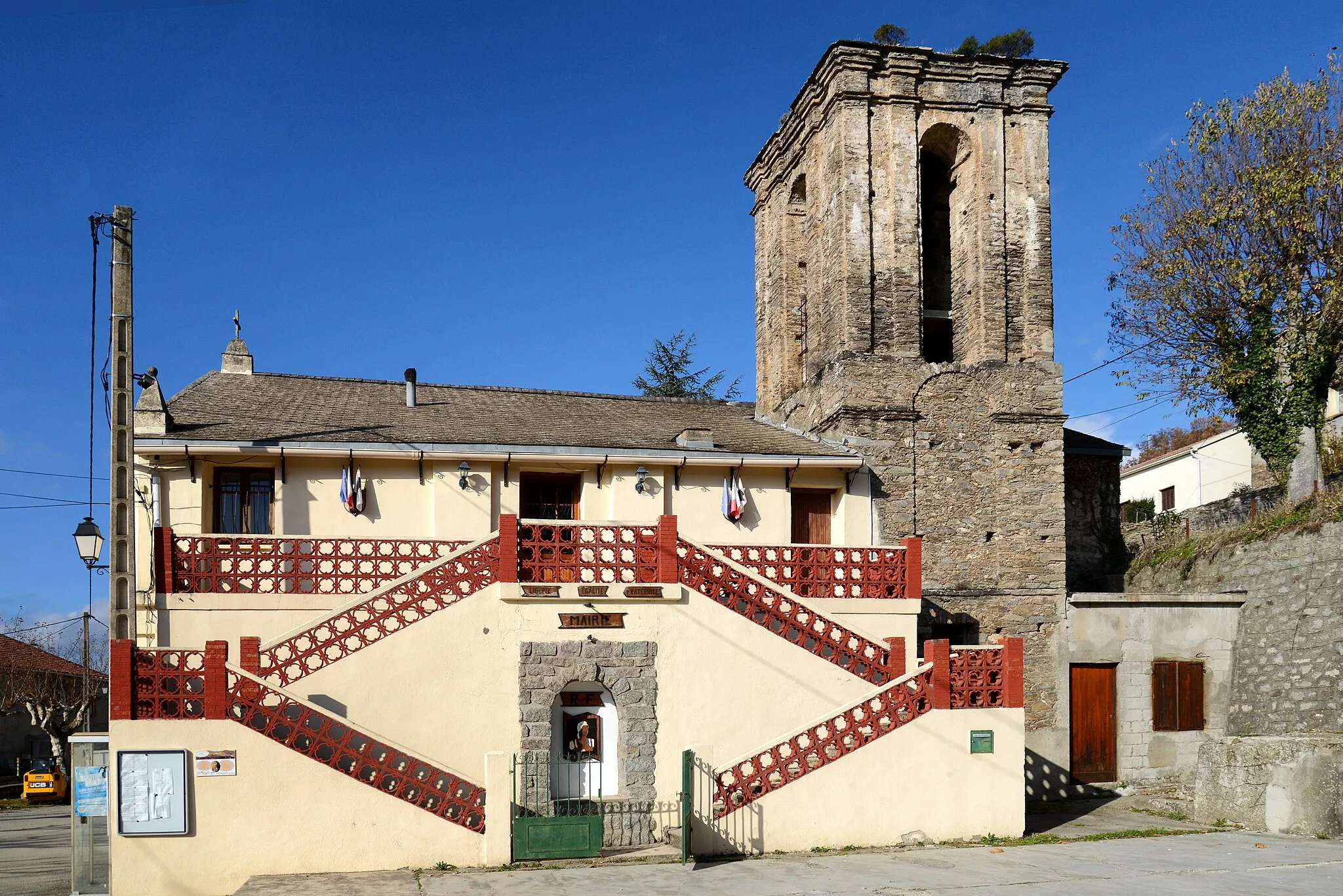 Photo showing: Giuncaggio, Rogna (Corse) - Mairie et église paroissiale Saint-Blaise