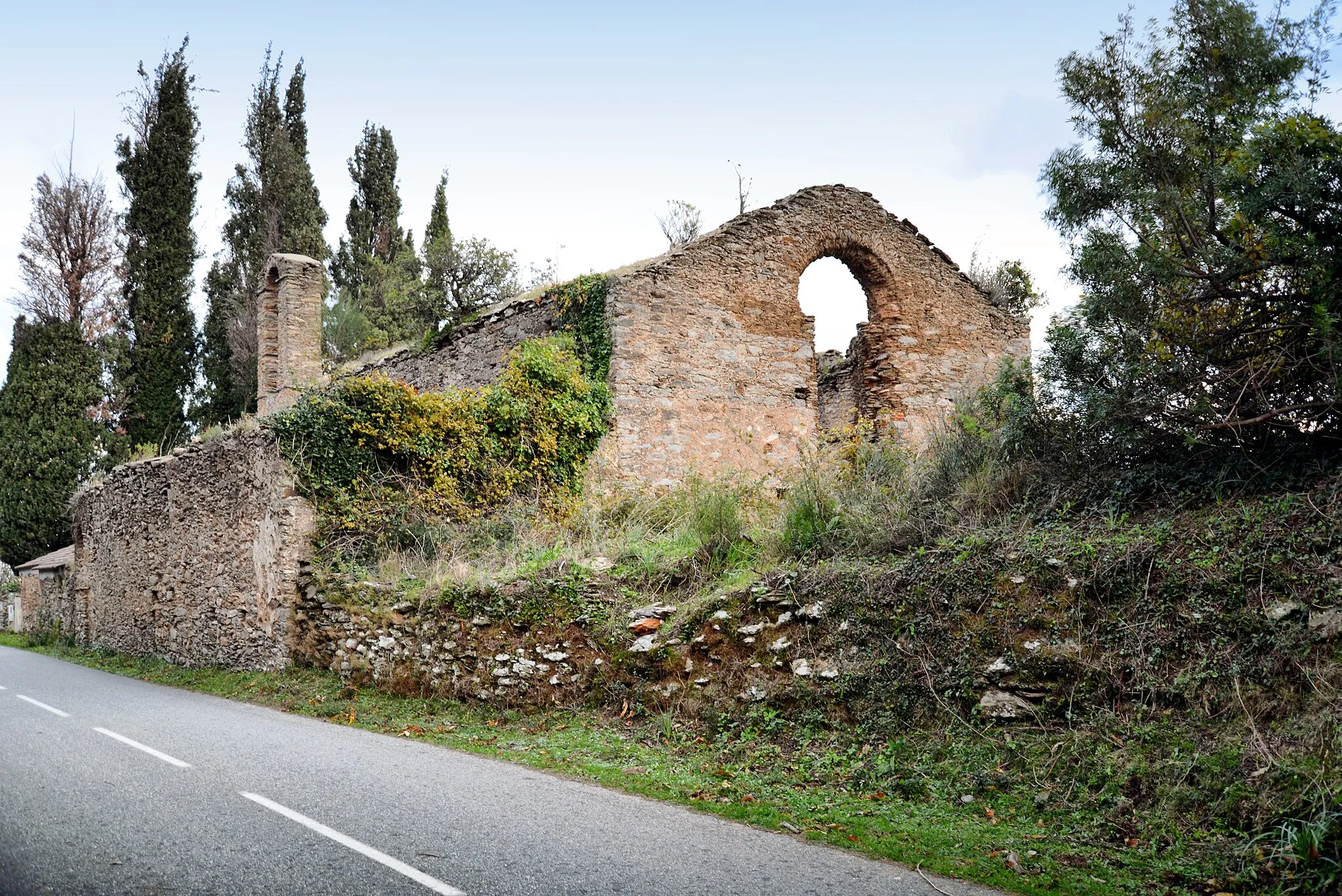 Photo showing: Linguizzetta, Verde (Corse) - Ruines de l'ancien couvent des Capucins de Linguizzetta, dit « de Verde », édifié au XVIIe siècle. Durant la grande révolte des Corses contre Gênes, en 1736, Théodore Ier (Théodore de Neuhoff) roi de Corse, s'y installa quelques jours. Camera location 42° 16′ 13.27″ N, 9° 28′ 38.37″ E View this and other nearby images on: OpenStreetMap 42.270353;    9.477325