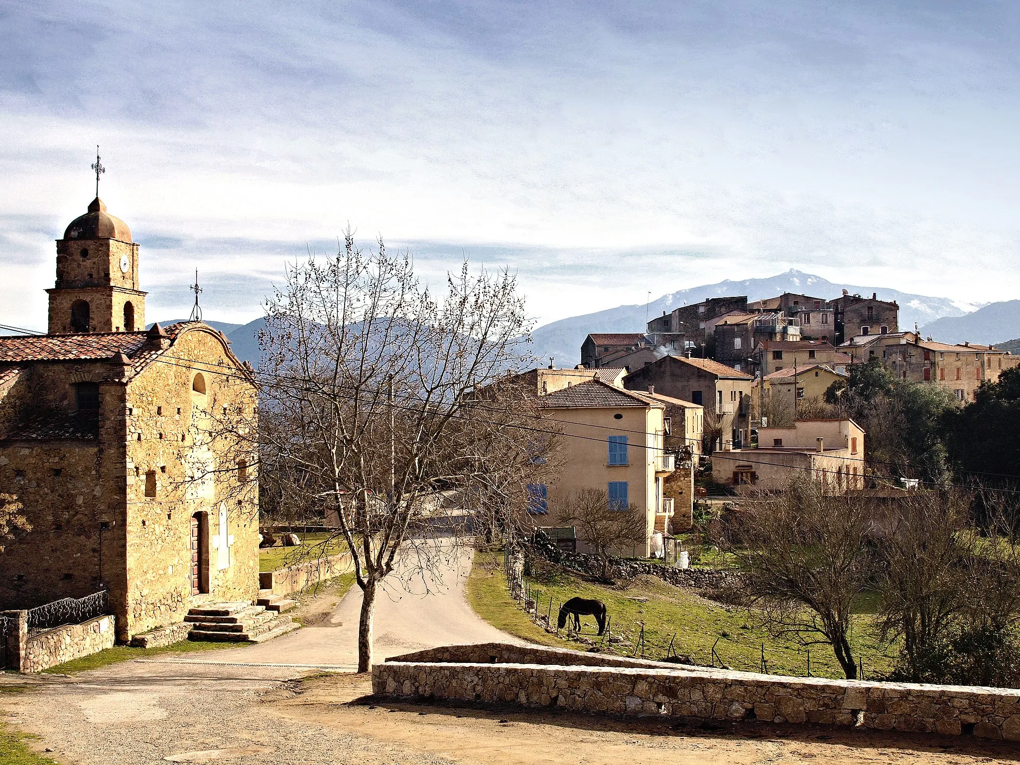 Photo showing: Piedigriggio, Giovellina (Corse) - Le village et son église paroissiale Saint-Michel