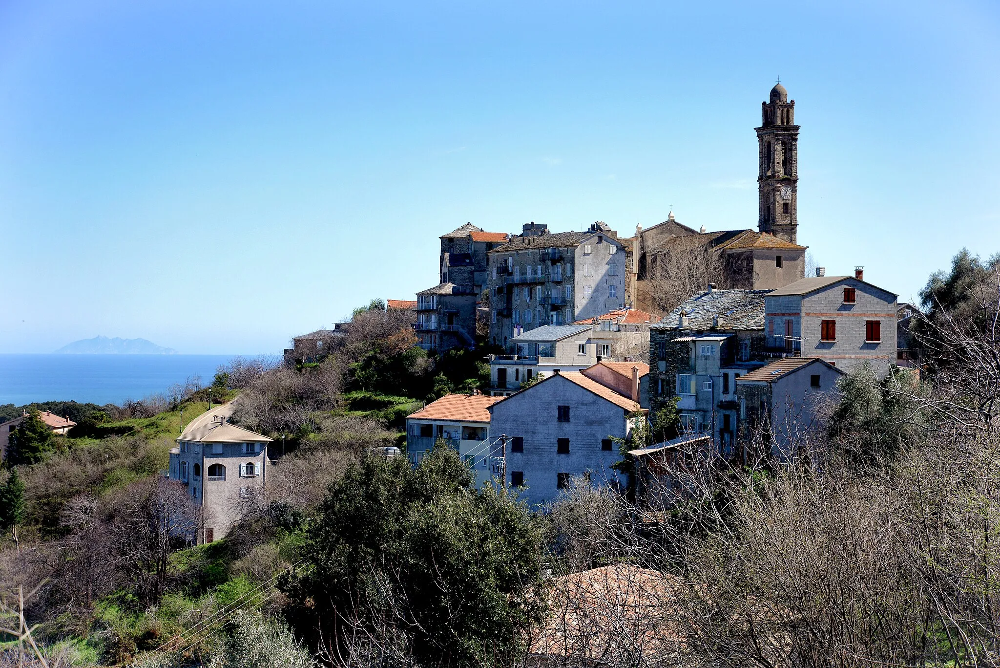 Photo showing: Venzolasca, Casinca (Corse) - Vue du village. Sur l'horizon, l'île de Montecristo de l'archipel toscan.