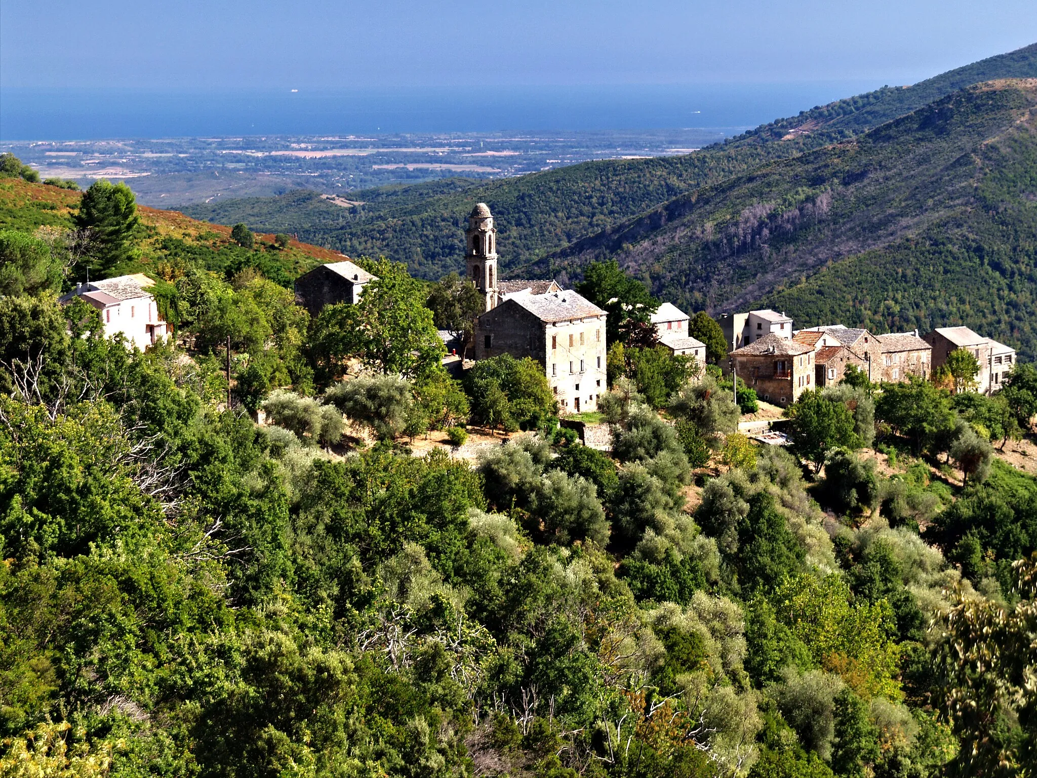 Photo showing: Ampriani, Serra (Corse) - Vue du village et de la plaine d'Aléria