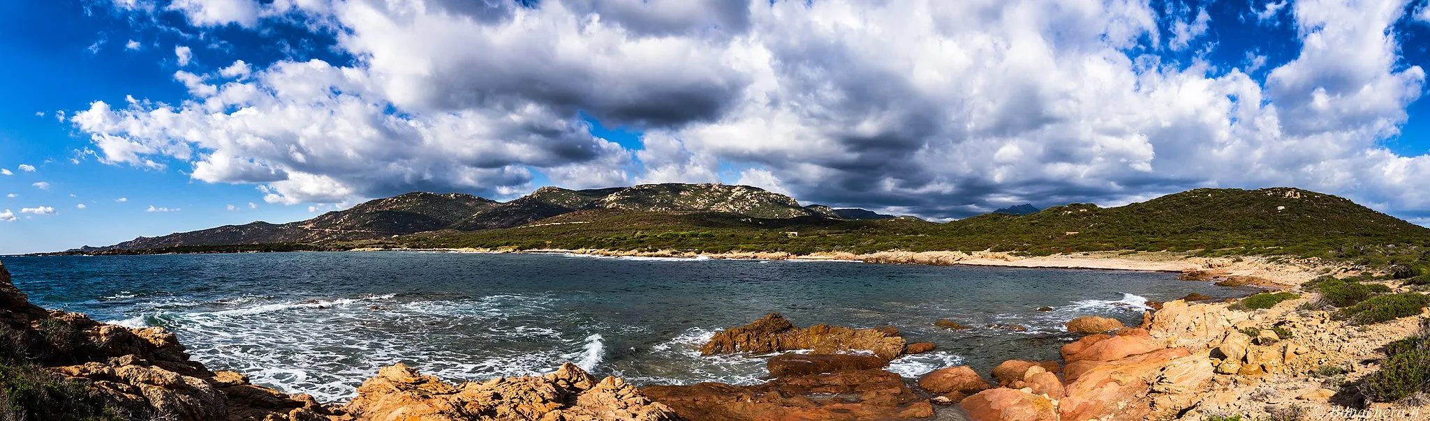 Photo showing: Panorama de la plage du mucchju biancu; à l'gauche, a punta di u mucchju biancu