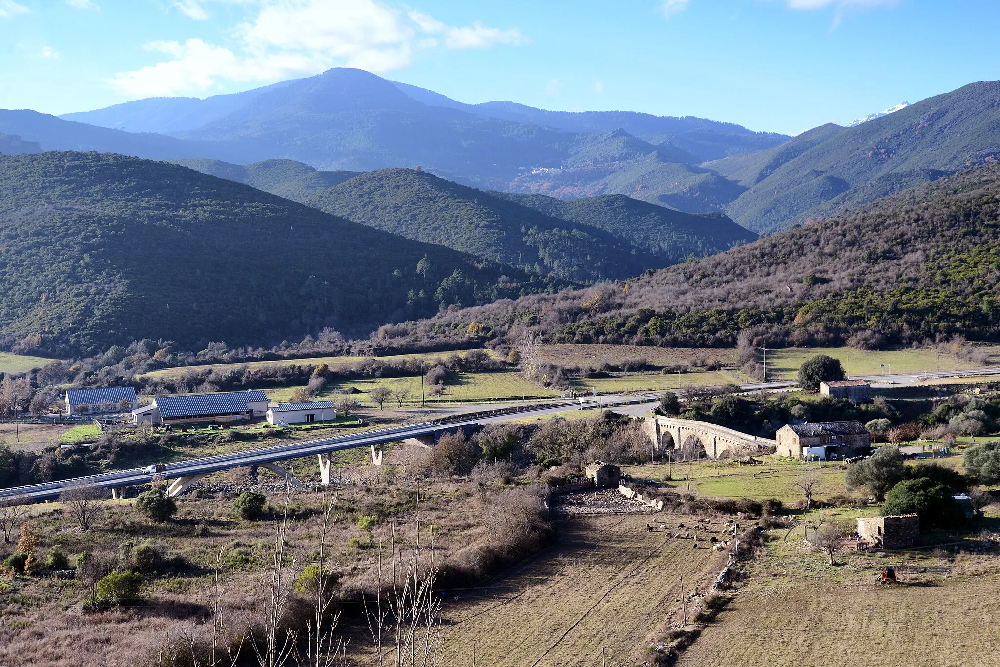 Photo showing: Altiani (Haute-Corse) : le nouveau pont de la Route RT 50 (anciennement nationale 200) sur le Tavignano. On aperçoit sur la droite le vieux pont génois (Pont'à u large).