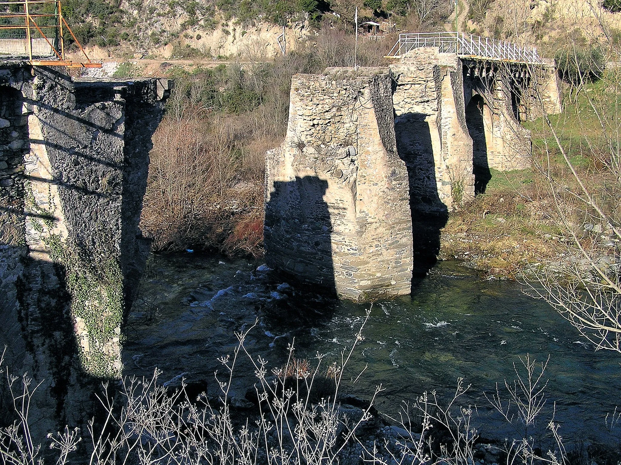 Photo showing: Castello-di-Rostino, Castagniccia (Corse) - Ancien pont de Ponte-Novu (avant restauration), haut lieu historique de la Corse, là où les Nationaux furent défaits par les troupes françaises en 1769. Le pont a été démoli par les troupes allemandes battant en retraite en fin de la Seconde Guerre mondiale.