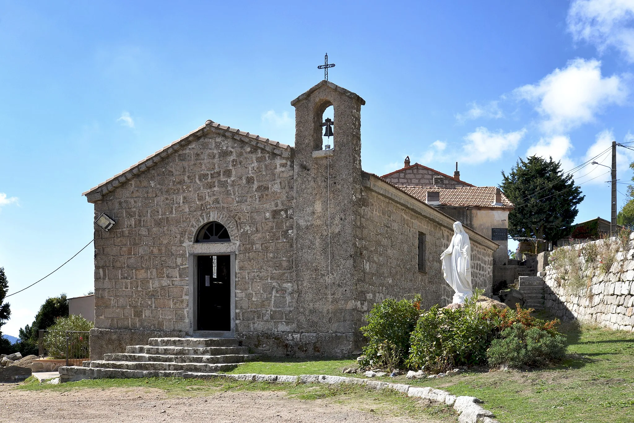 Photo showing: Porto-Vecchio, Freto (Corse-du-Sud) - L'église Saint-Léonard du village de L'Ospedale. Datée du XVIIe siècle (?), elle a été restaurée en 1996. Camera location 41° 39′ 02.94″ N, 9° 11′ 41.2″ E View this and other nearby images on: OpenStreetMap 41.650818;    9.194779