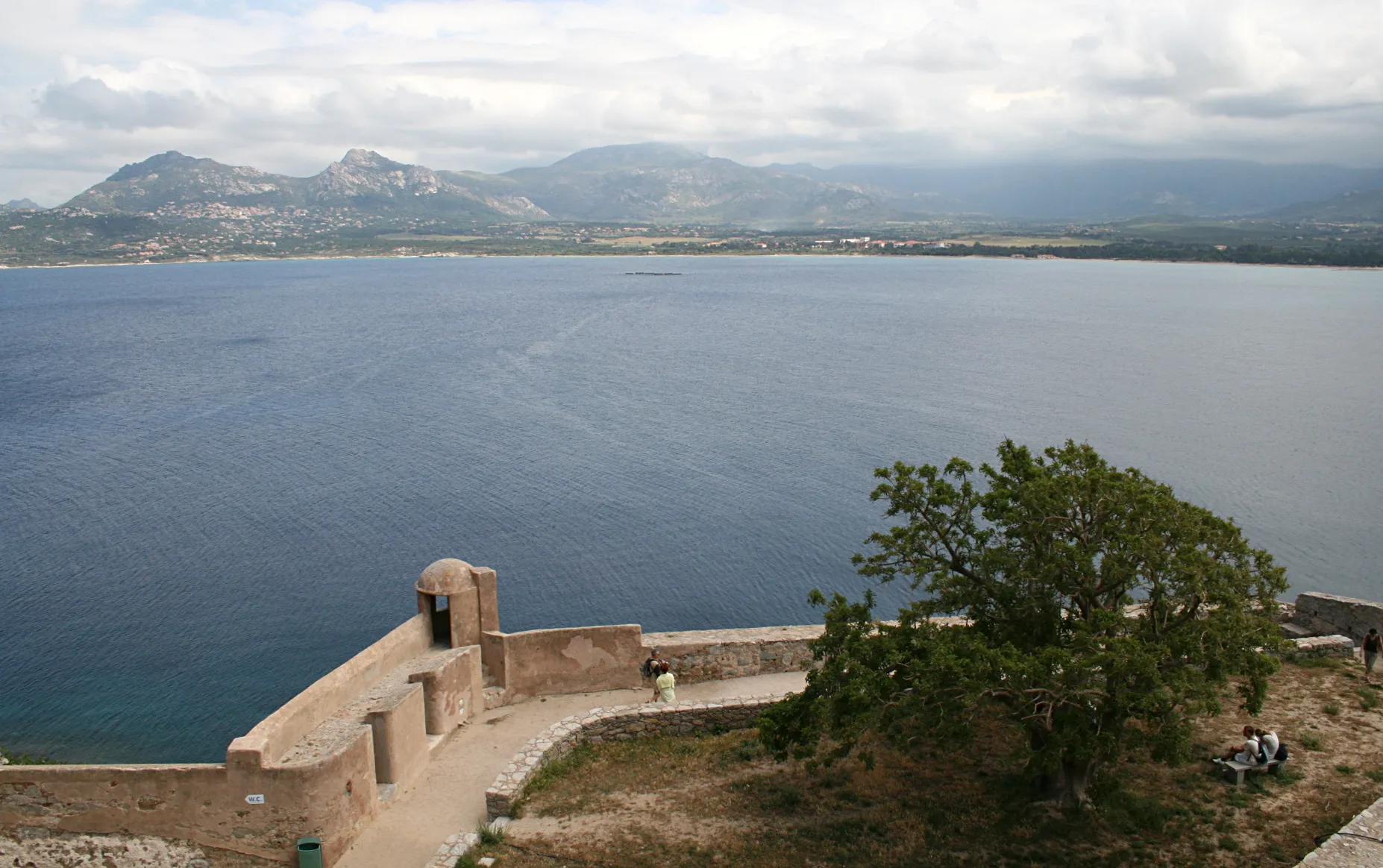 Photo showing: Calvi (Haute-Corse) - Bay of Calvi and watchtower of the ravelin located southeast of the citadel viewed from the upper town.